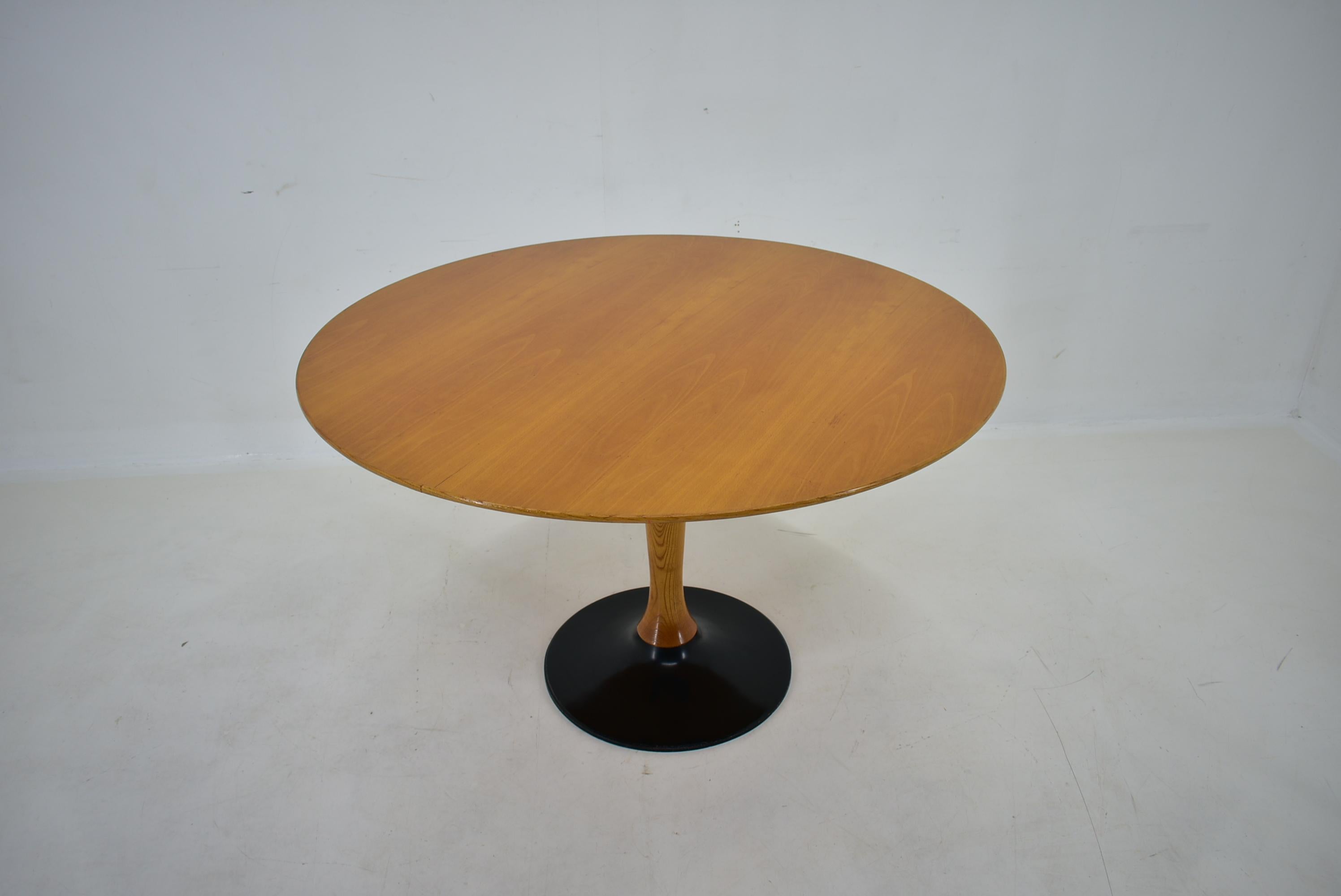 - Made in Czechoslovakia
- Made of beech, veneer, cast iron
- The table is Stabil
- Cleaned
- good original condition