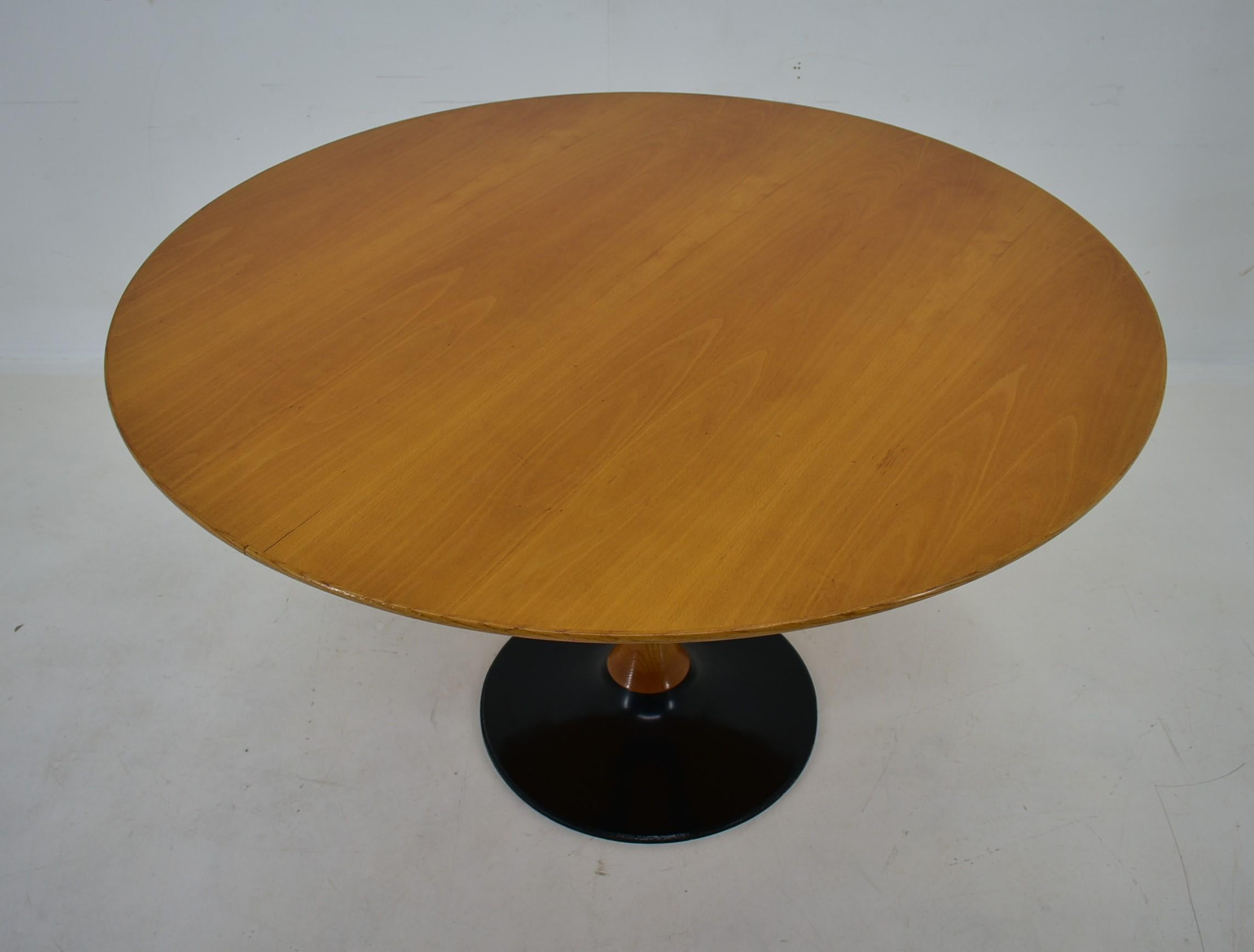 Mid-Century Modern 1960s Beech Round Dining Table, Czechoslovakia For Sale