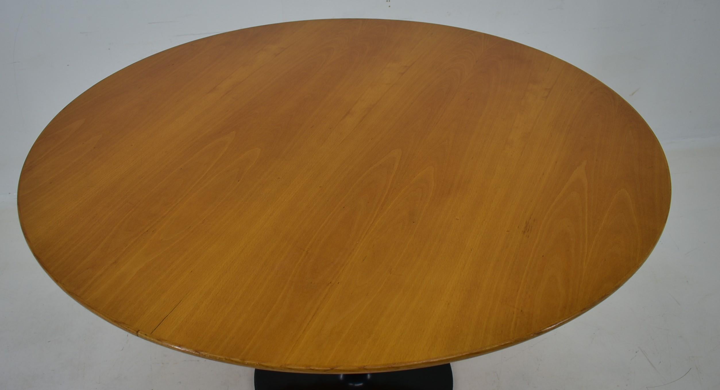 1960s Beech Round Dining Table, Czechoslovakia In Good Condition For Sale In Praha, CZ