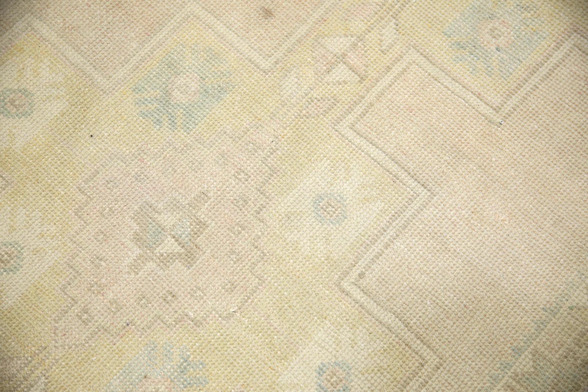 Wir präsentieren einen einzigartigen türkischen Teppich aus handgeknüpfter Wolle, der von geschickten Kunsthandwerkern mit Hilfe traditioneller, über Generationen weitergegebener Techniken sorgfältig hergestellt wird. Dieser exquisite Teppich rühmt