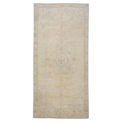 Tapis de couloir turc vintage beige des années 1960, 4'6" x 9'3"