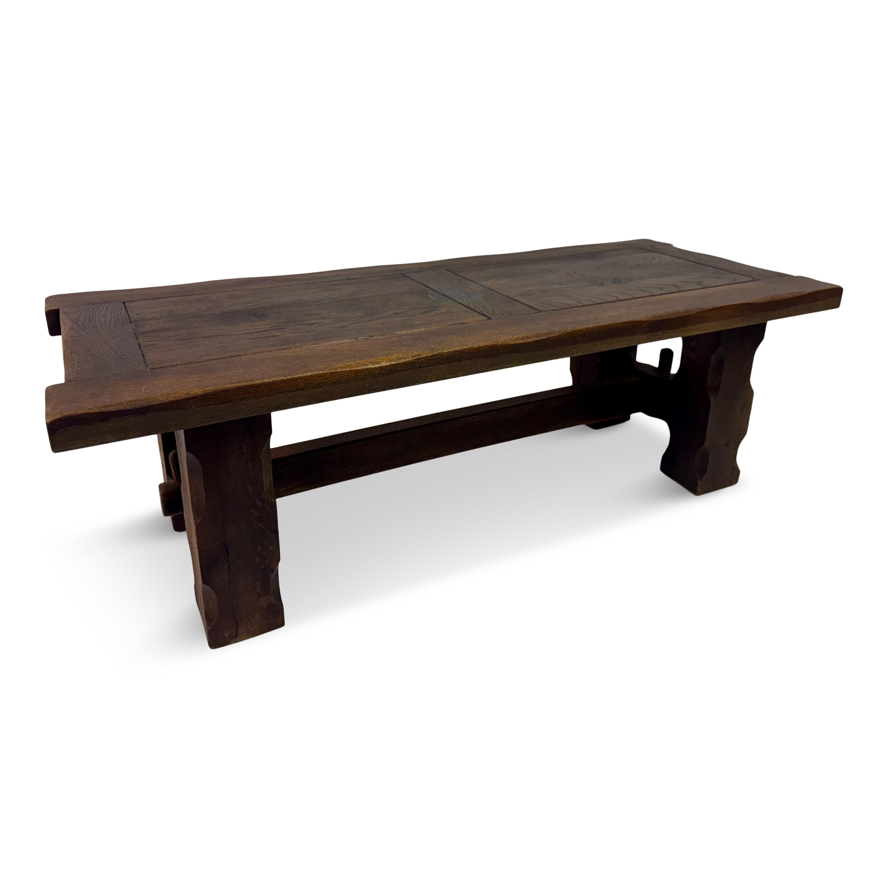 Tavolino belga brutalista degli anni '60 in Oak

Esempio lampante di design brutalista, questo tavolino in rovere pesante proveniente dal Belgio degli anni '60 emana una bellezza cruda e un'audace maestria. Il suo spesso piano in legno massiccio