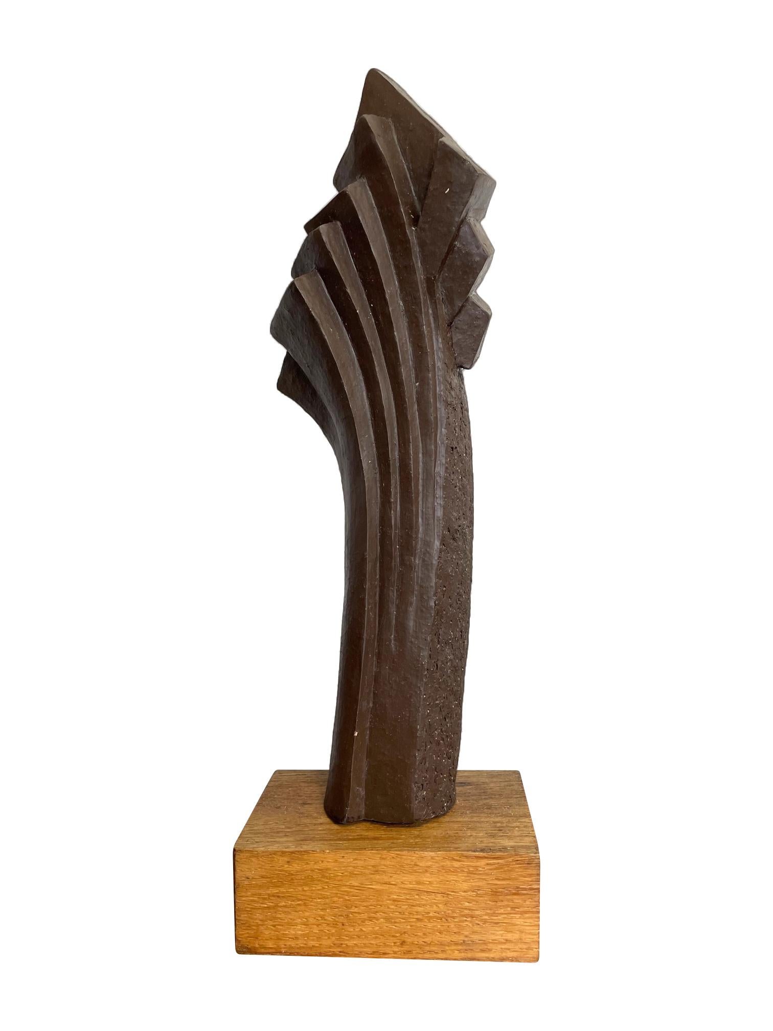 Sculpture abstraite belge des années 1960 en céramique avec finition de style texturé en bronze montée sur une base en bois naturel, signée sur la base 