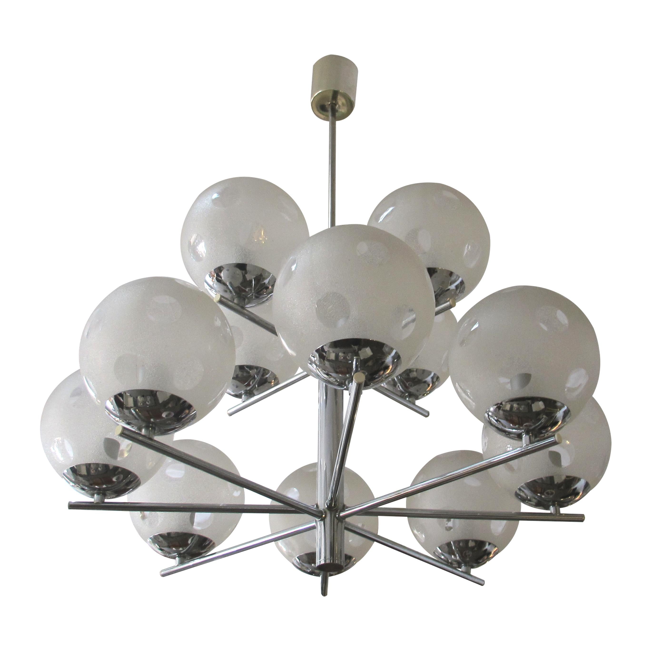 Lámpara belga geométrica de cromo y cristal esmerilado de los años 60 Moderno de mediados de siglo en venta