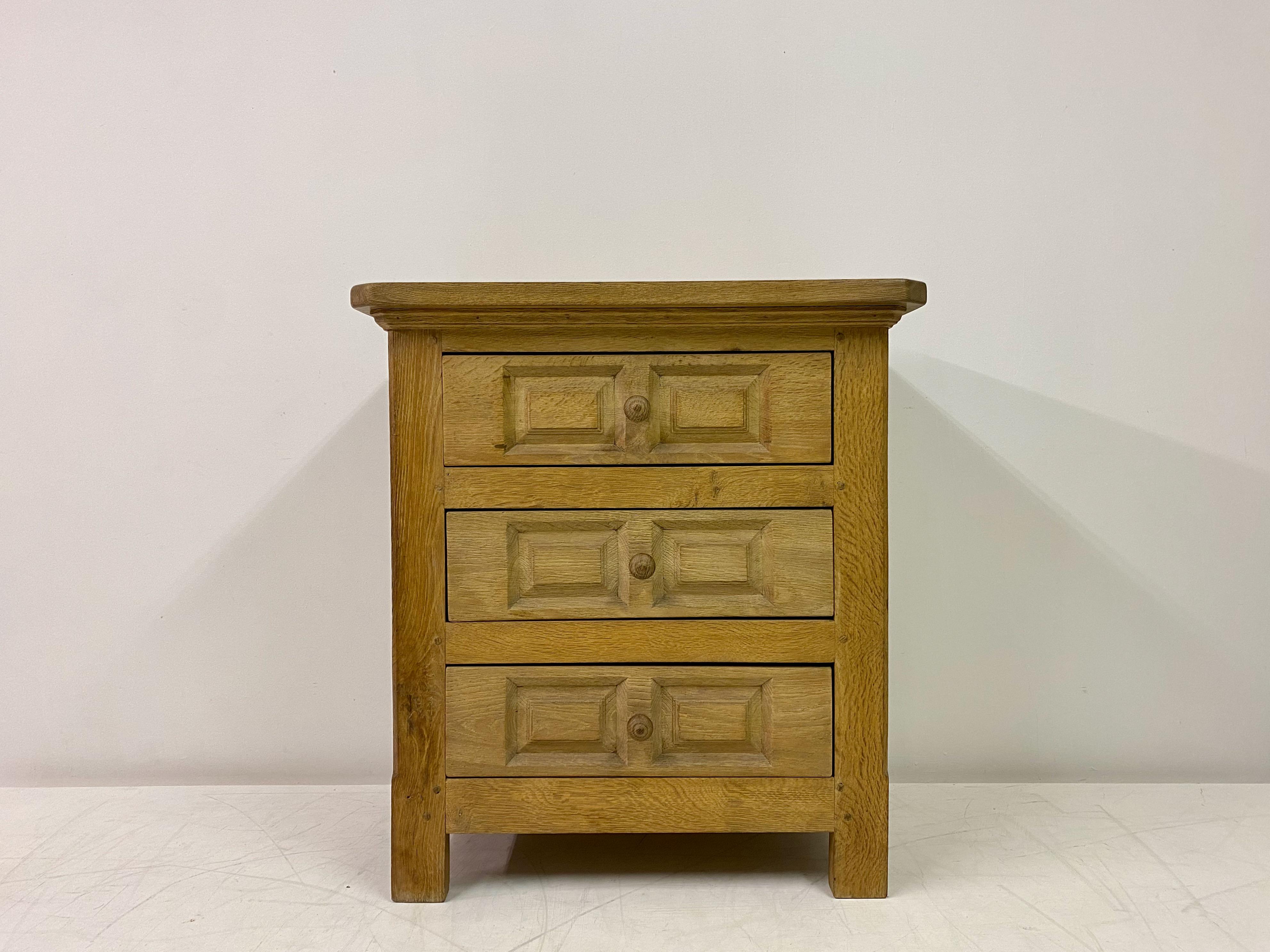 Chest of three drawers

Oak

Probably Belgian mid to late 20th Century.