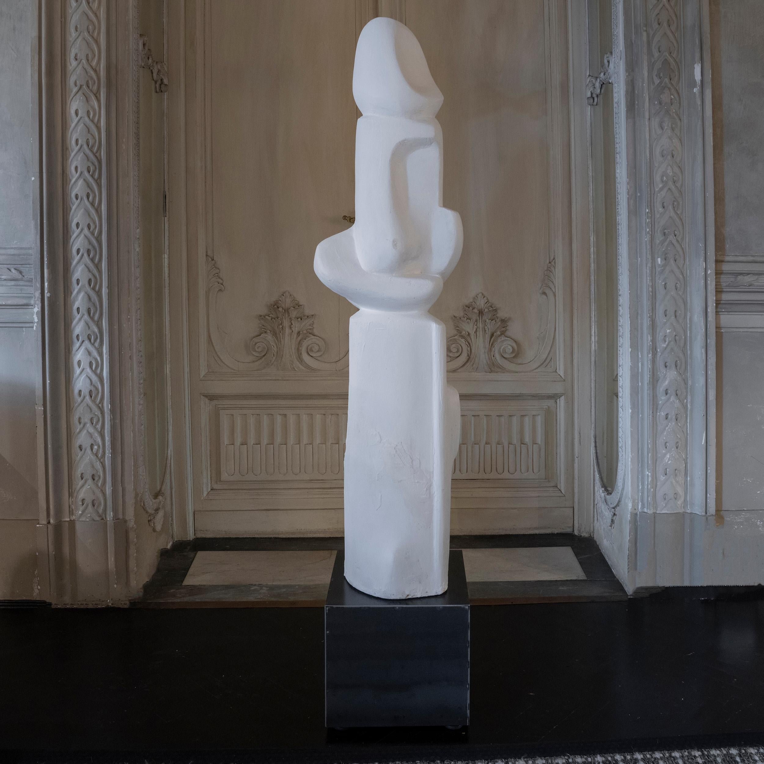 Sculptural totem in white plaster in perfect condition and vintage patina, some visible restoration, base in natural steel with adjustable feets, Belgium 1960's circa.