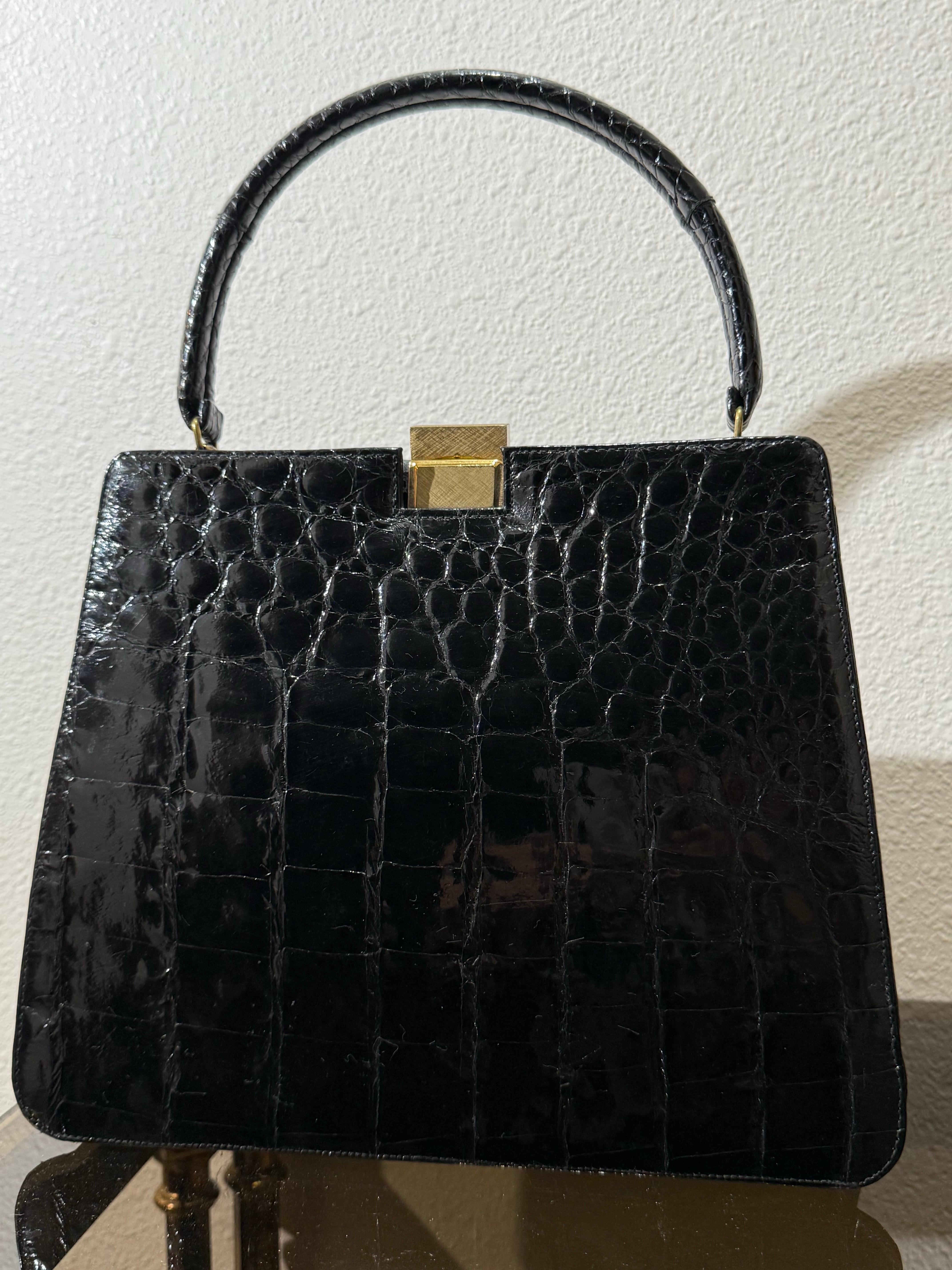 Bellestone 1960, borsa da donna in alligatore nero con manico superiore - condizioni perfette: Una favolosa borsetta in alligatore con un manico robusto e strutturato, hardware in oro spazzolato e pelle naturale color osso. Tasche interne laterali.