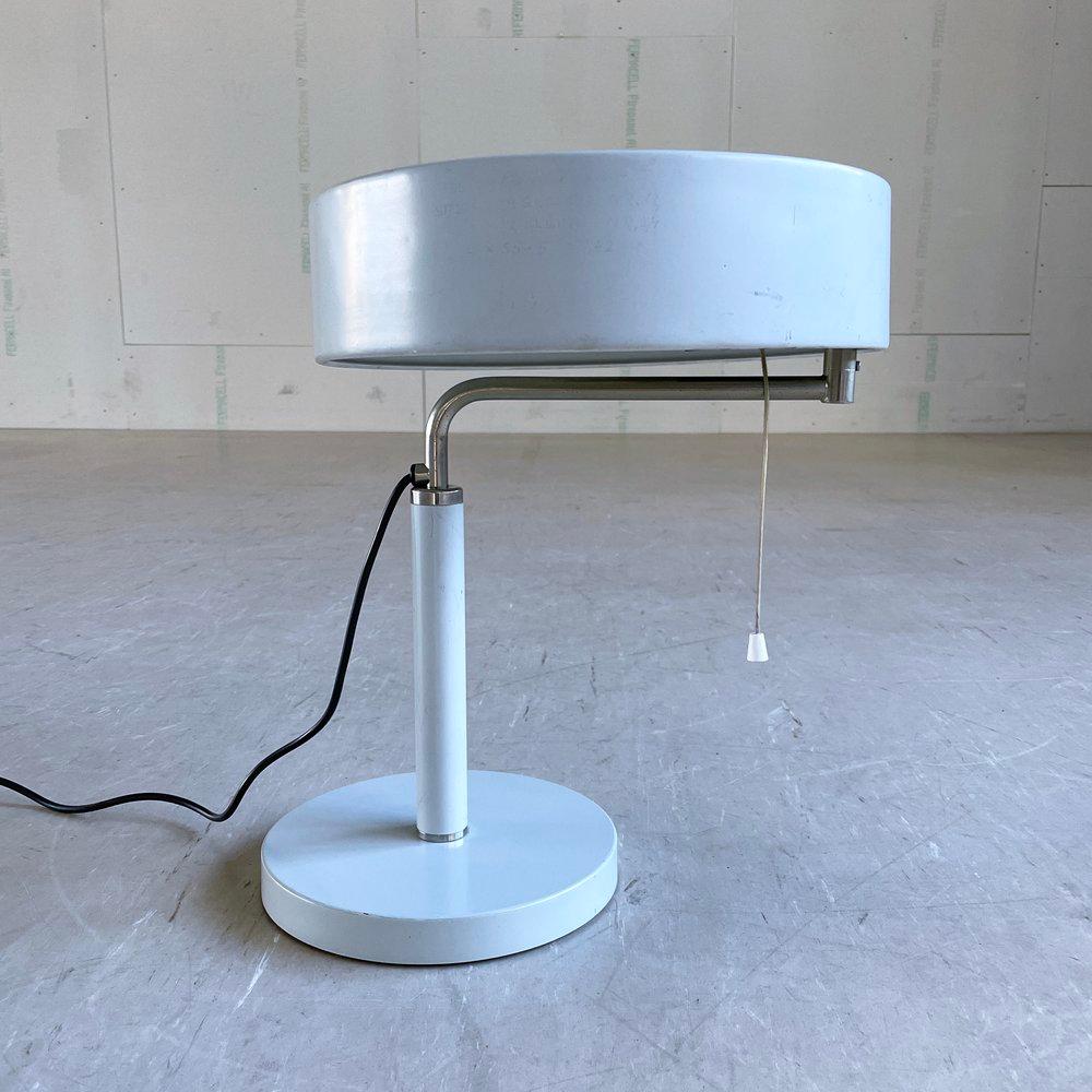 Vintage Swiss 1960's Belmag Schreibtisch / Tischlampe entworfen von Alfred Müller. Mit schwenkbarem Schirm an einem höhenverstellbaren, ausziehbaren und schwenkbaren Rohrarm für unterschiedliche Beleuchtungsanforderungen. Ein-/Ausschalter für die