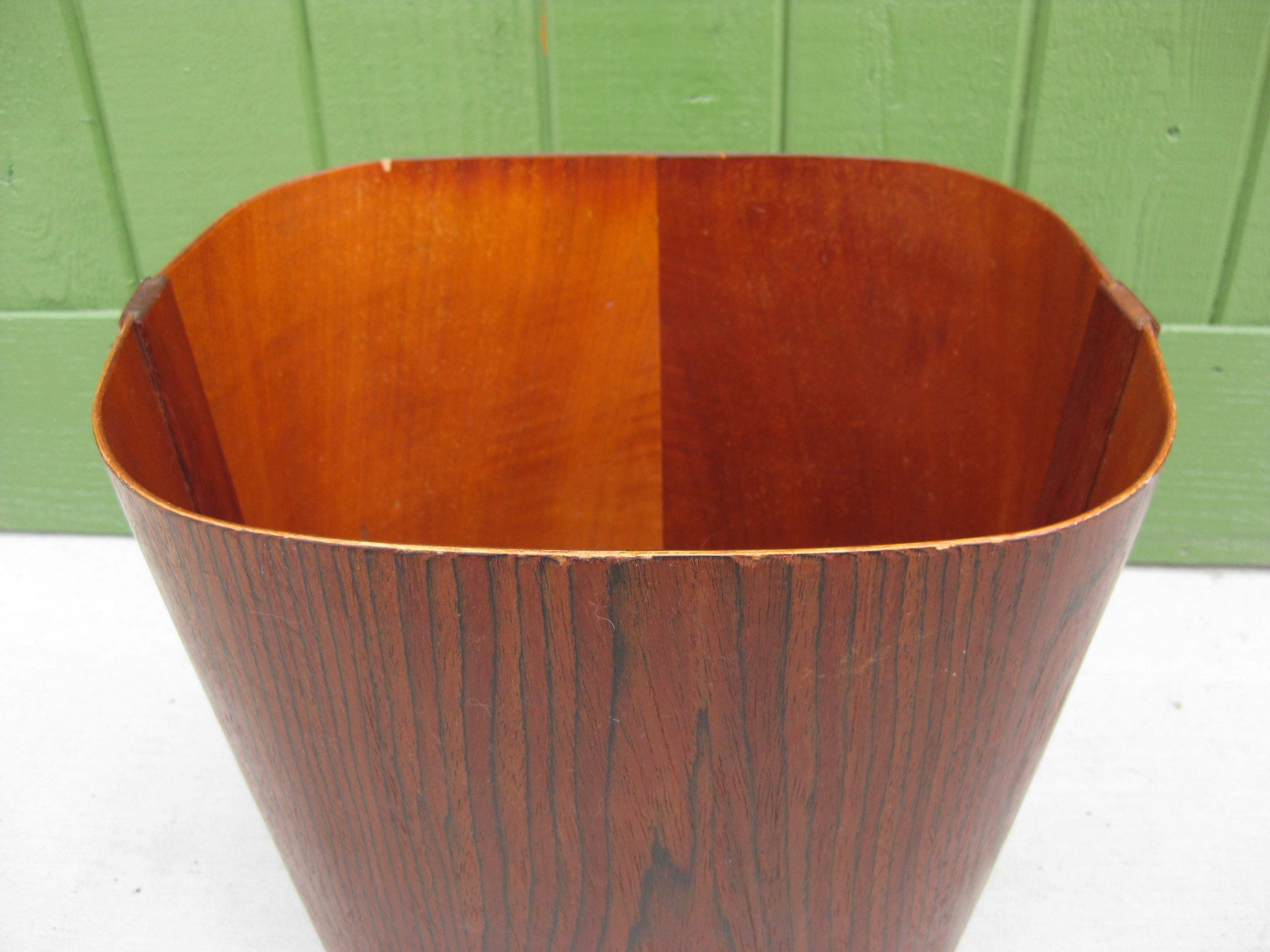 Beautiful rosewood waste basket/trash can made by Beni Mobler and dates from the 1960's. Made in Denmark and is marked on the bottom. Wonderful form and design. The trashcan is made of bent wood with a rosewood veneer. In nice original condition.