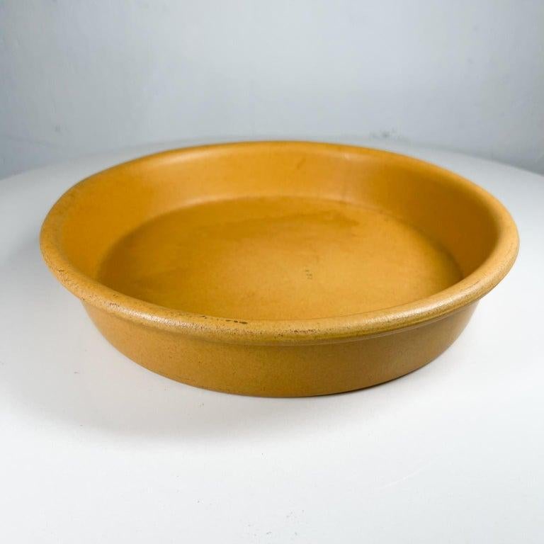 1960 Bennington Potters 1883 Plato hondo de gres amarillo Vermont Moderno de mediados de siglo en venta