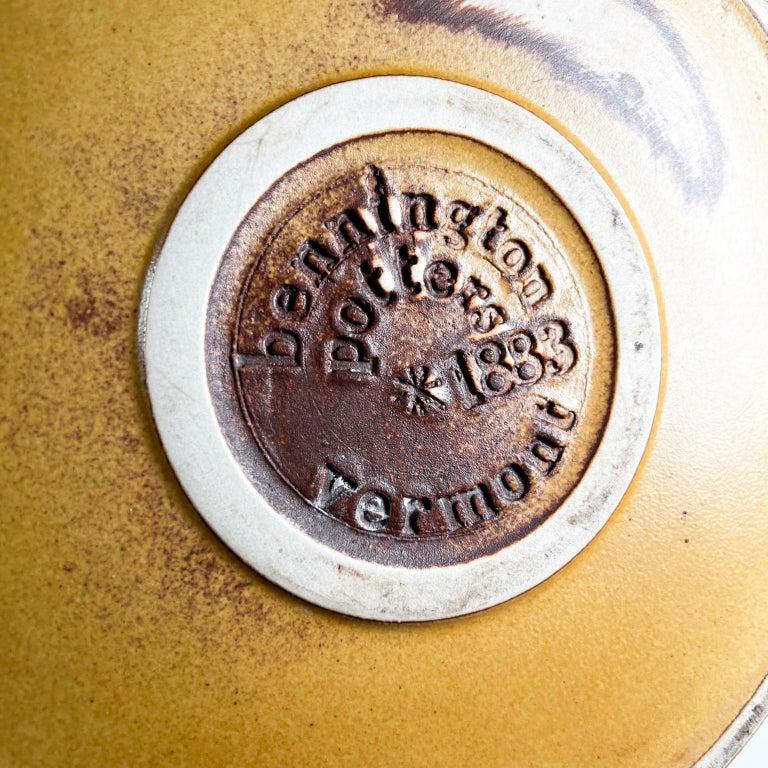 1960 Bennington Potters 1883 Plato hondo de gres amarillo Vermont en Bueno estado para la venta en Chula Vista, CA