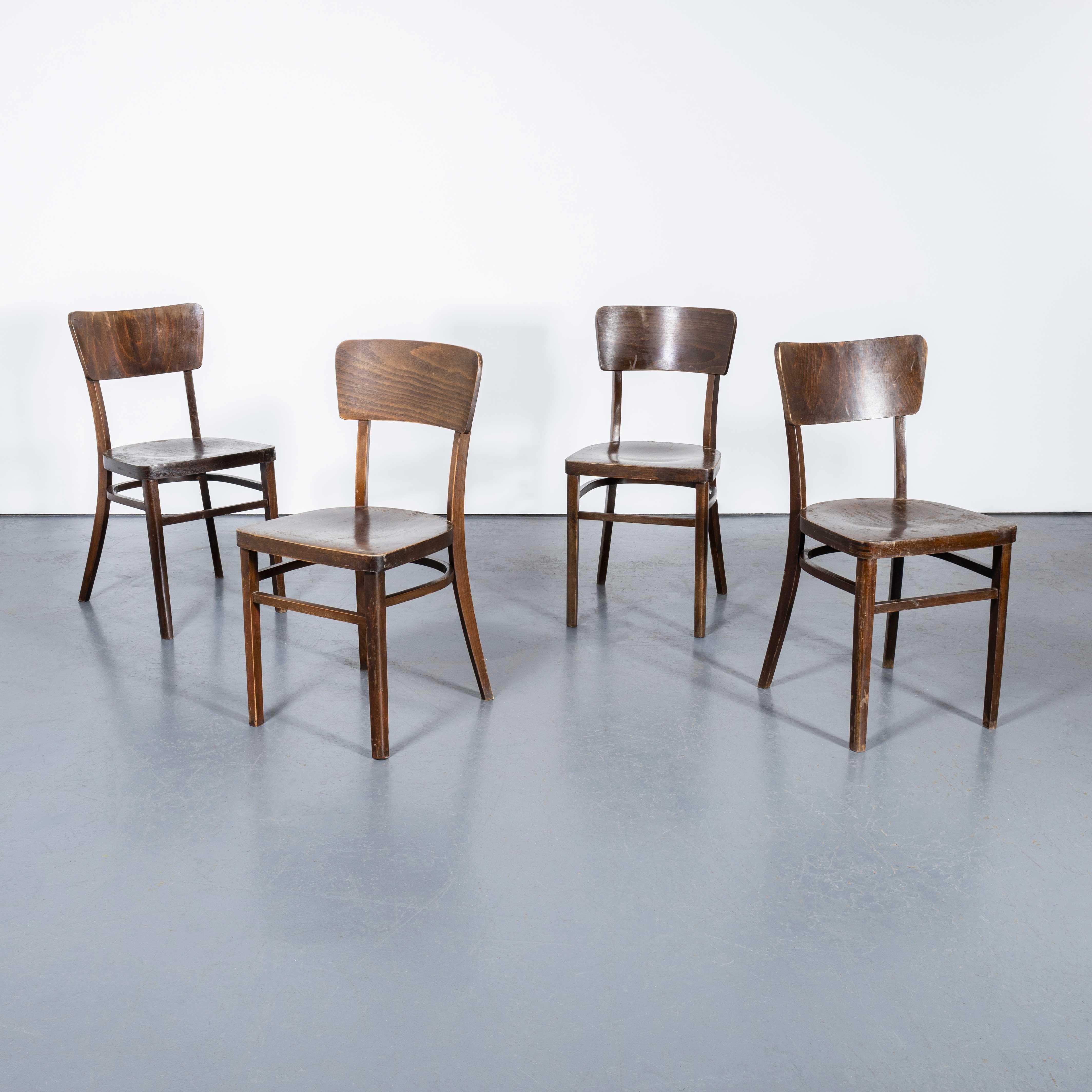 Sedie da pranzo con cornice semplice Debrecen in legno Bentwood degli anni '60 - Set di quattro sedie. 
È difficile essere precisi sull'origine di queste sedie perché si conosce poco della loro storia, ma sappiamo che all'inizio del XX secolo