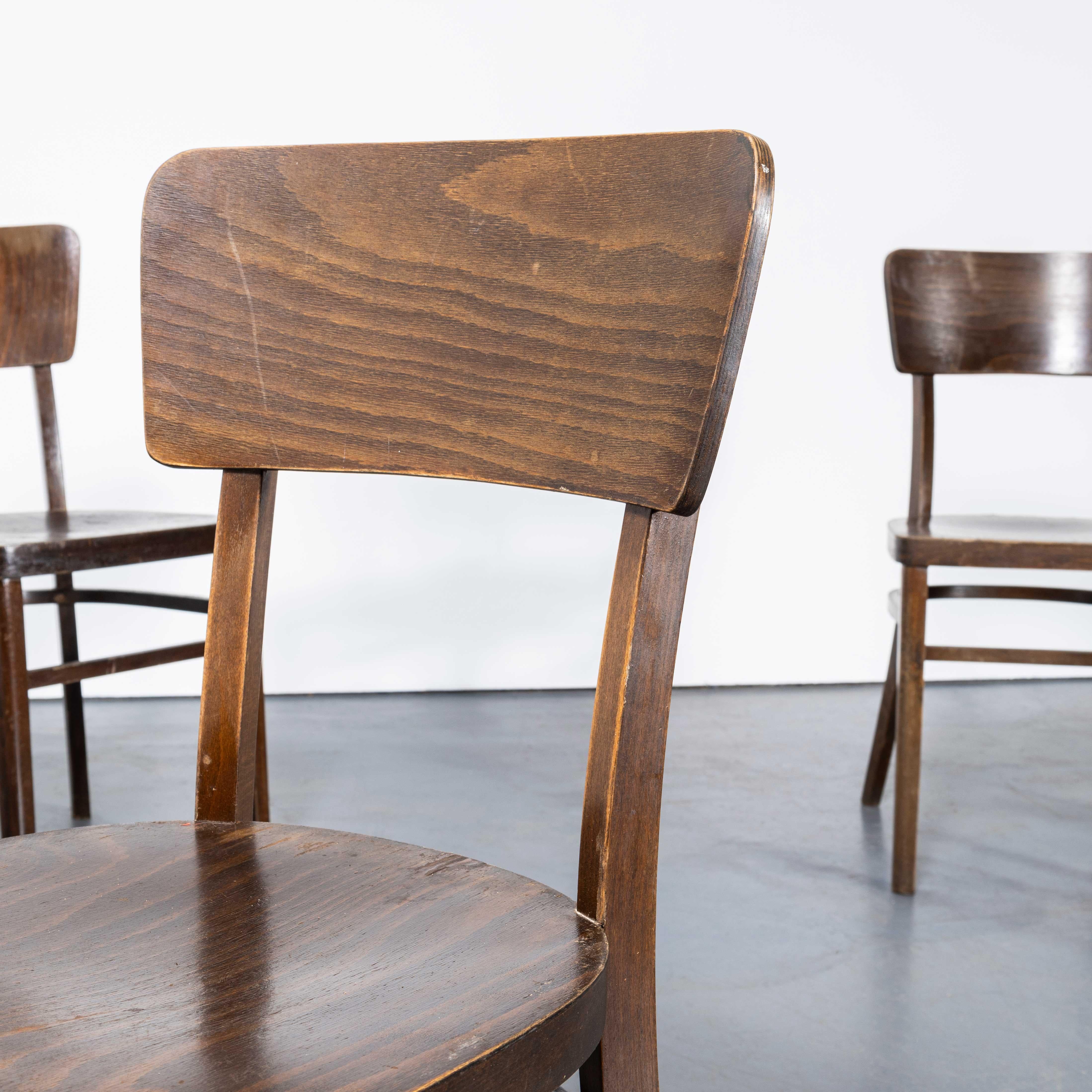 Europeo Sedie da pranzo con cornice semplice Debrecen in legno di Bentwood degli anni '60 - Set di quattro sedie in vendita