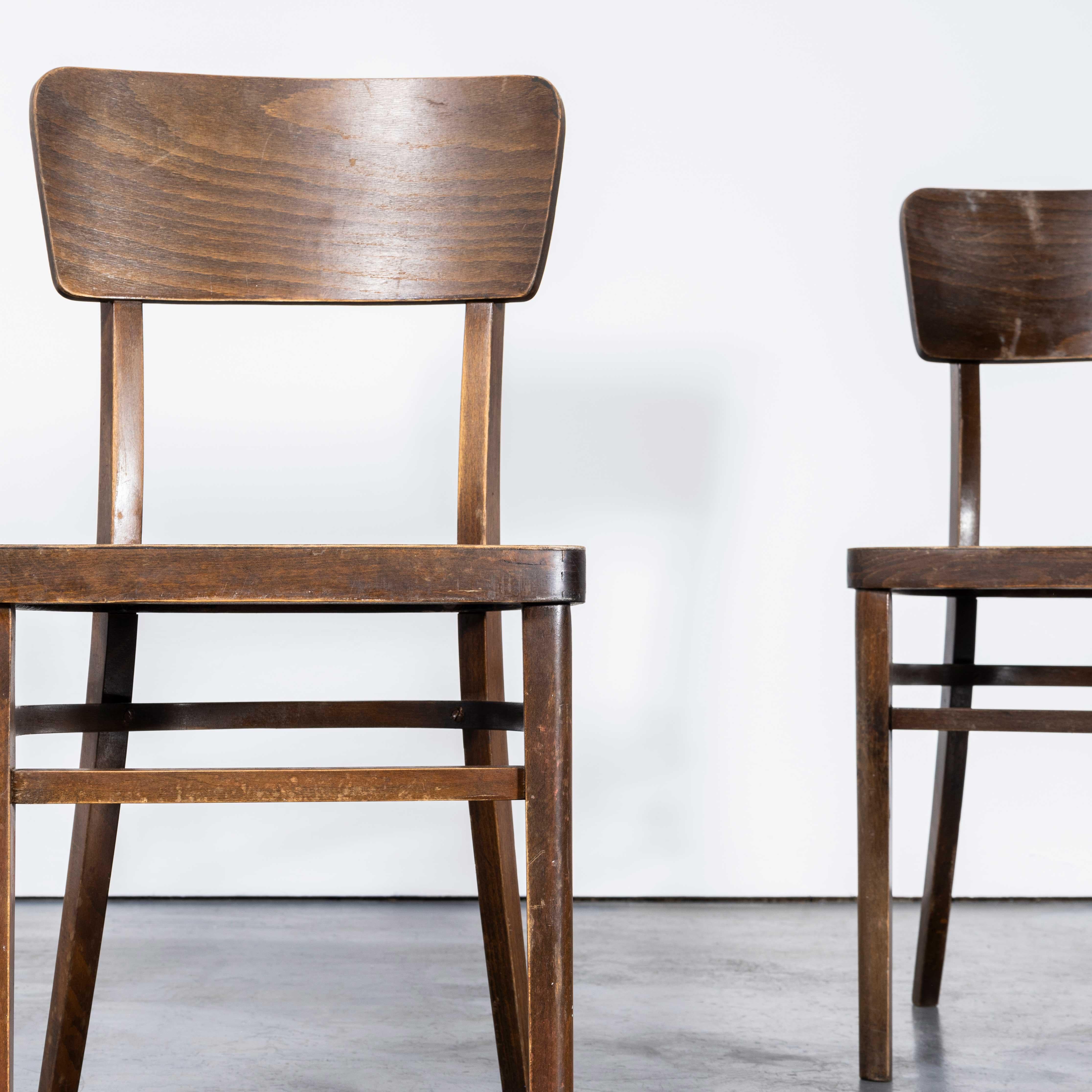 Metà XX secolo Sedie da pranzo con cornice semplice Debrecen in legno di Bentwood degli anni '60 - Set di quattro sedie in vendita