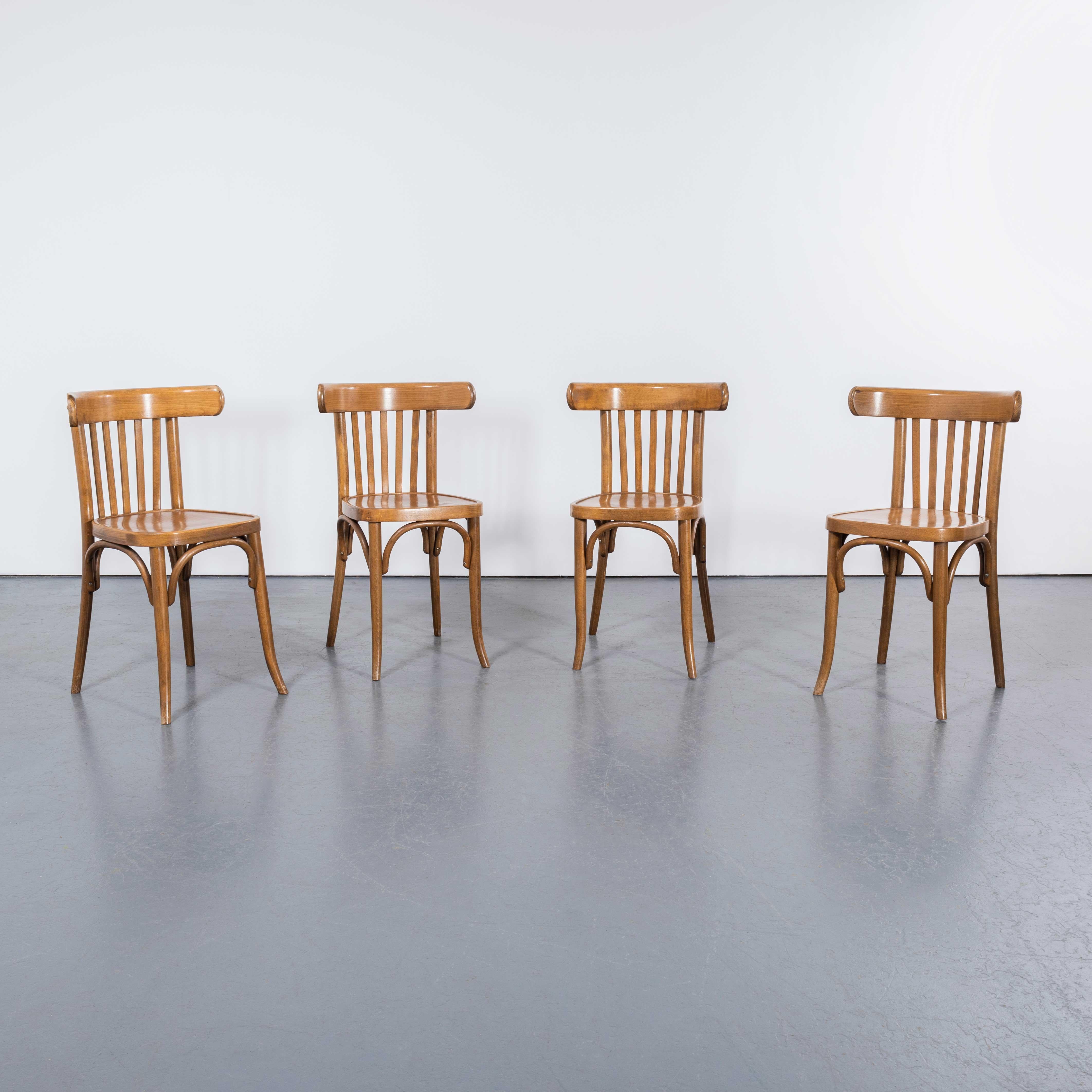 1960's Bentwood Honig Buche Bugholz Esszimmerstühle - Set von vier. 

Diese in Frankreich hergestellten Stühle stammen aus der späten Produktion einer traditionellen Bugholzfabrik in Osteuropa. Hochwertiges Design und Konstruktion zeichnen sich