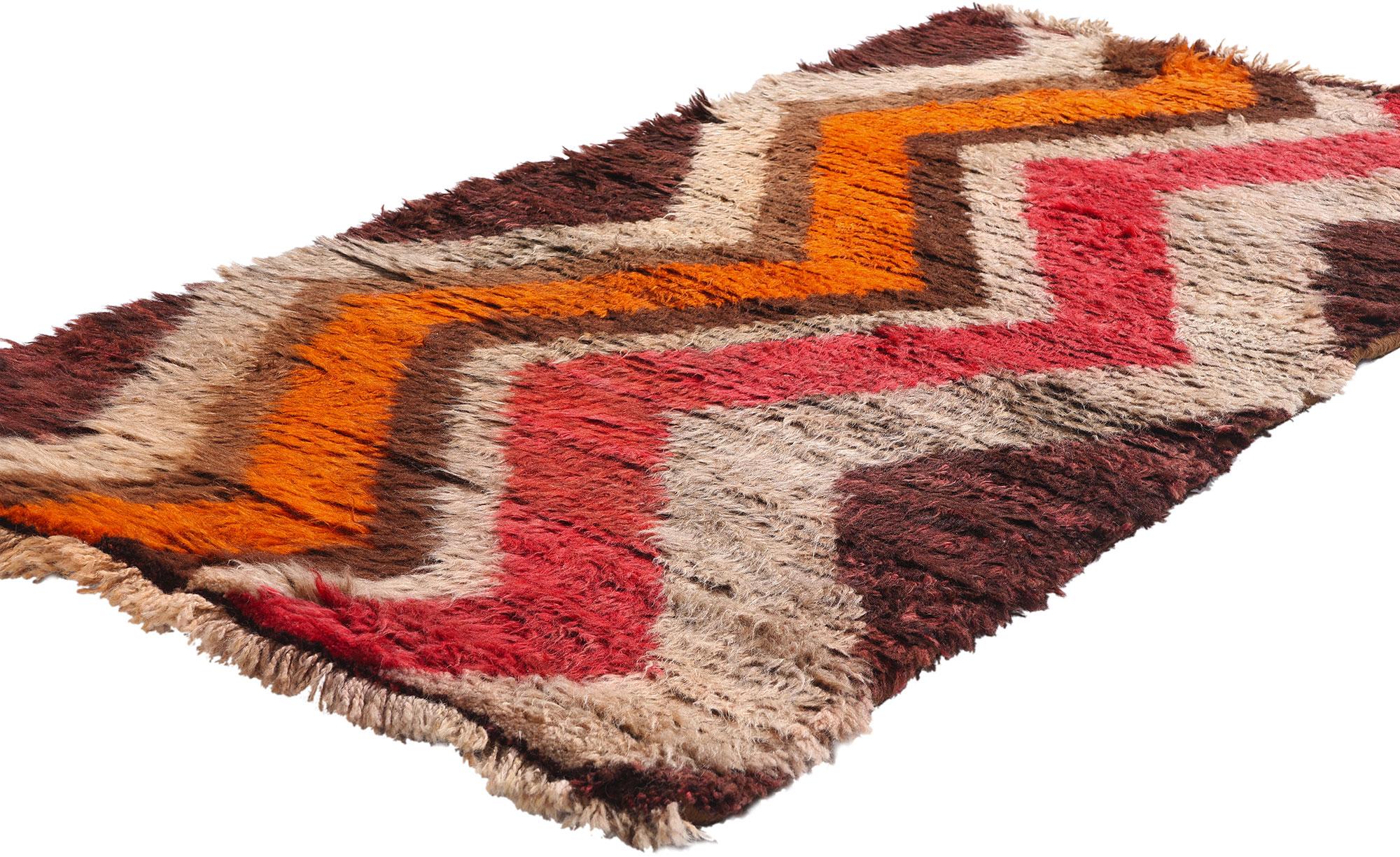 79188 Alfombra marroquí Vintage Boujad, 03'00 x 05'05. Esta alfombra marroquí Boujad vintage de lana anudada a mano es una vibrante celebración del color, la cultura y la artesanía. Tejida con el auténtico espíritu de las tribus bereberes de la