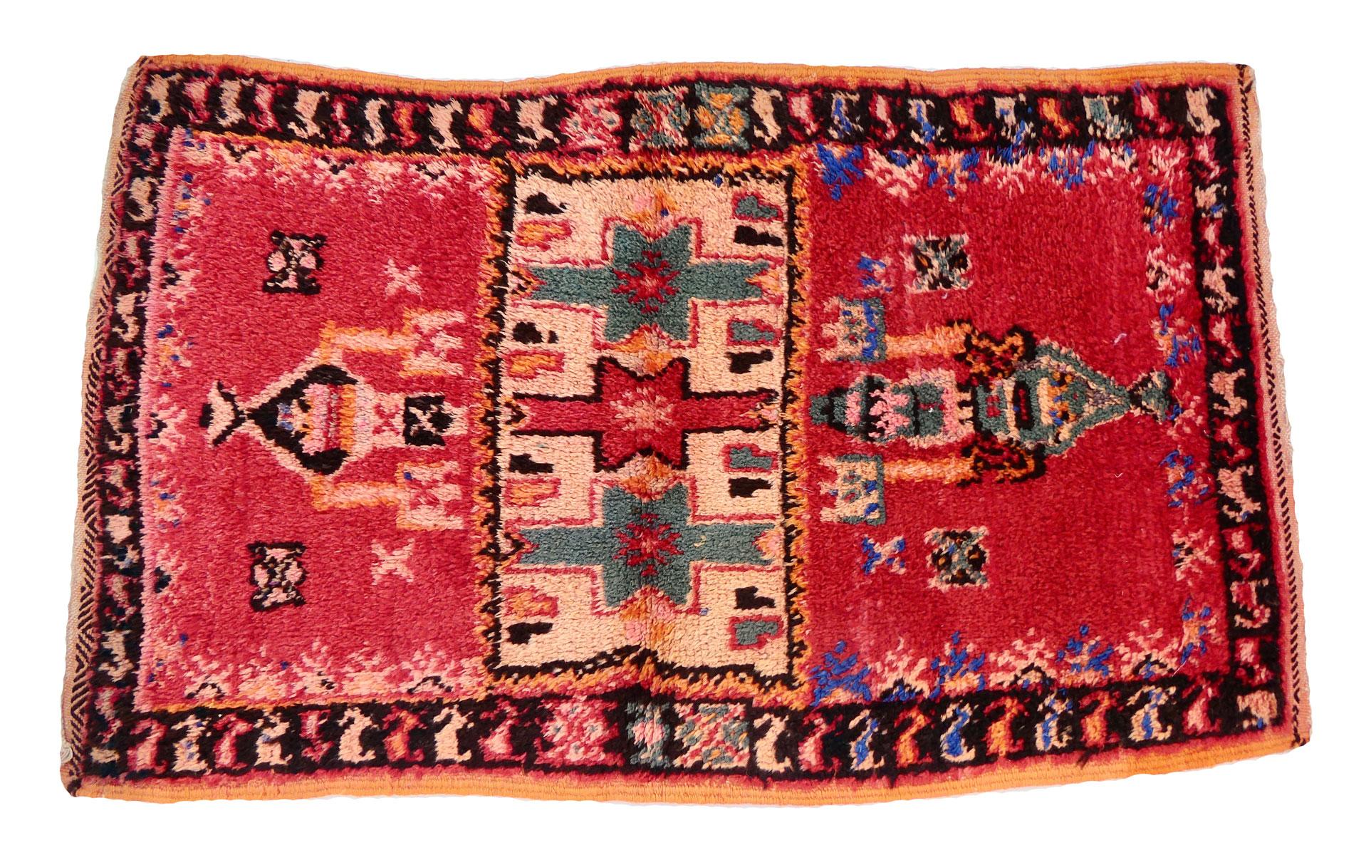 Tappeto marocchino Taznakht tessuto a mano con lana rossa, blu e turchese in stile tribale.  Design/One in stile berbero. 

Dimensioni: 2'11 x 4'5