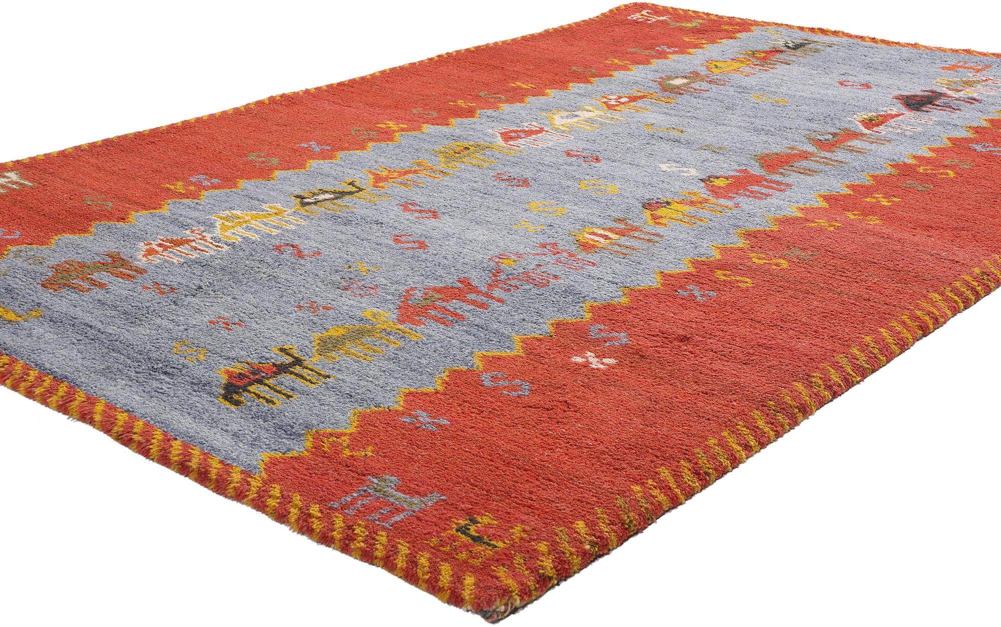 79186 Tapis marocain Vintage Tikdift, 05'02 x 08'00. Expression vivante de l'imagination tribale et des traditions pastorales, ce tapis berbère Tikdift marocain vintage en laine noué à la main par la tribu Zanagah évoque les rythmes de la vie nomade
