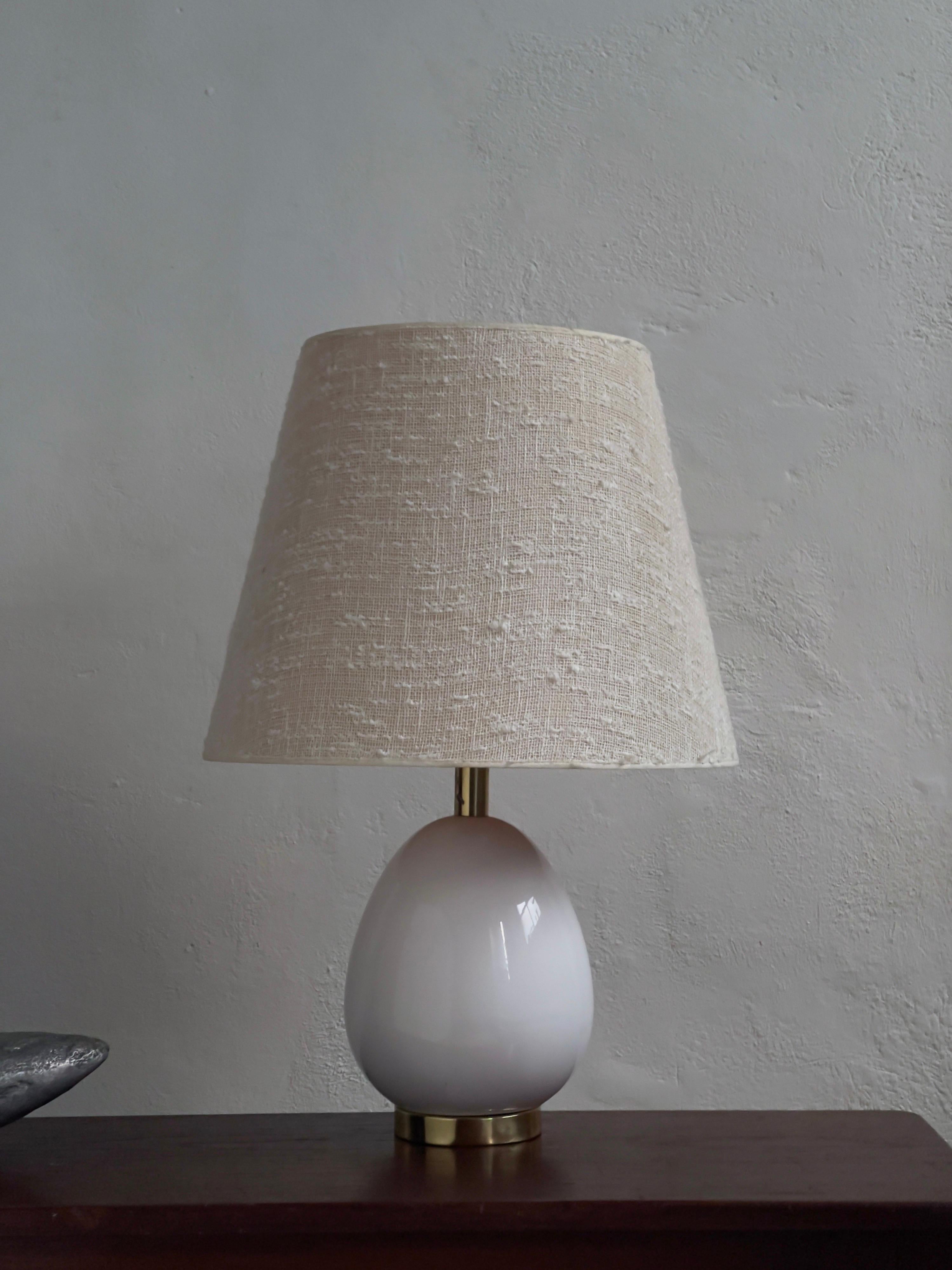 Scandinavian Modern 1960s Bergboms Sweden Table Lamp in White Glazed Ceramic and Brass Base For Sale