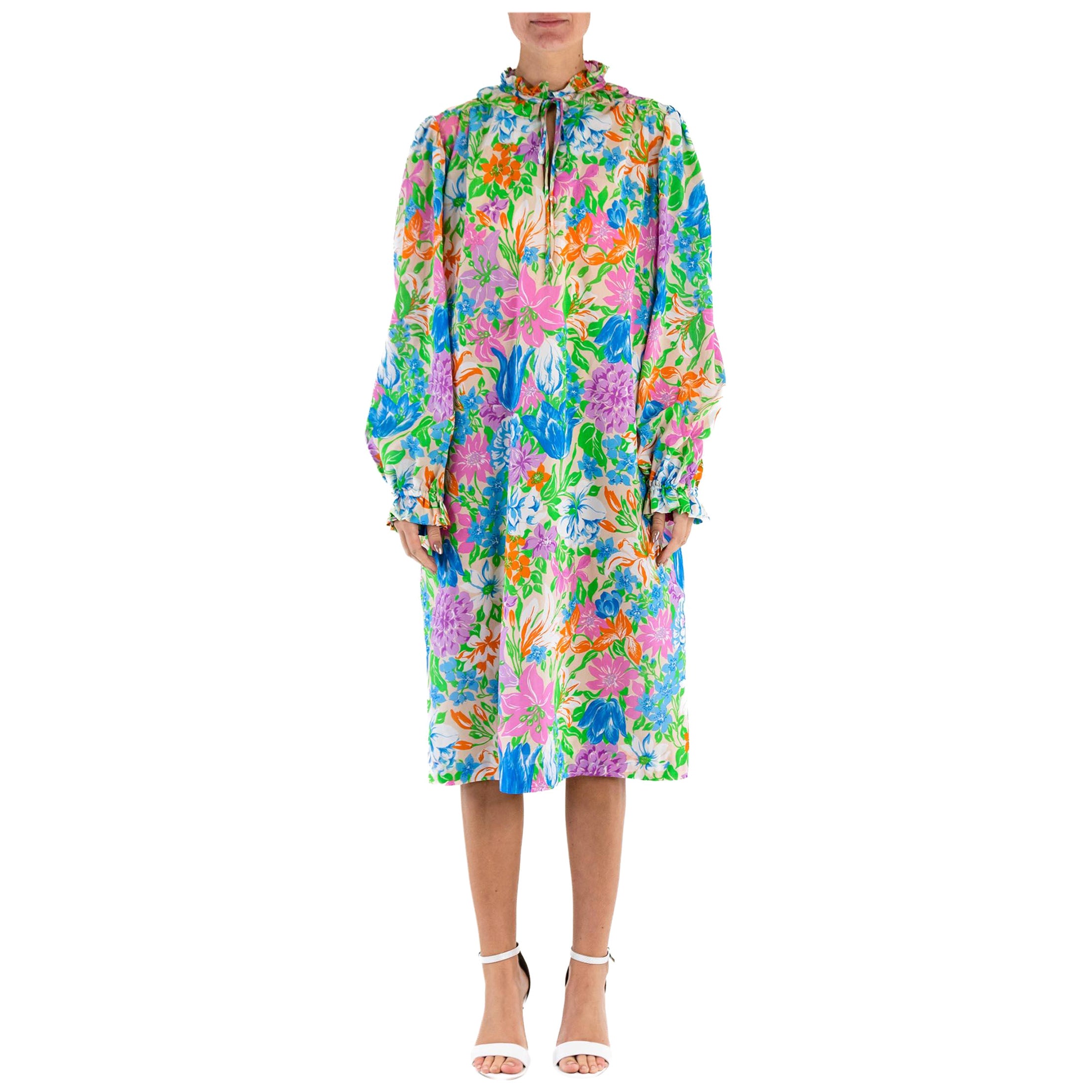 BERGDORF GOODMAN Robe en coton blanc, violette et bleue à fleurs avec manches, années 1960 en vente