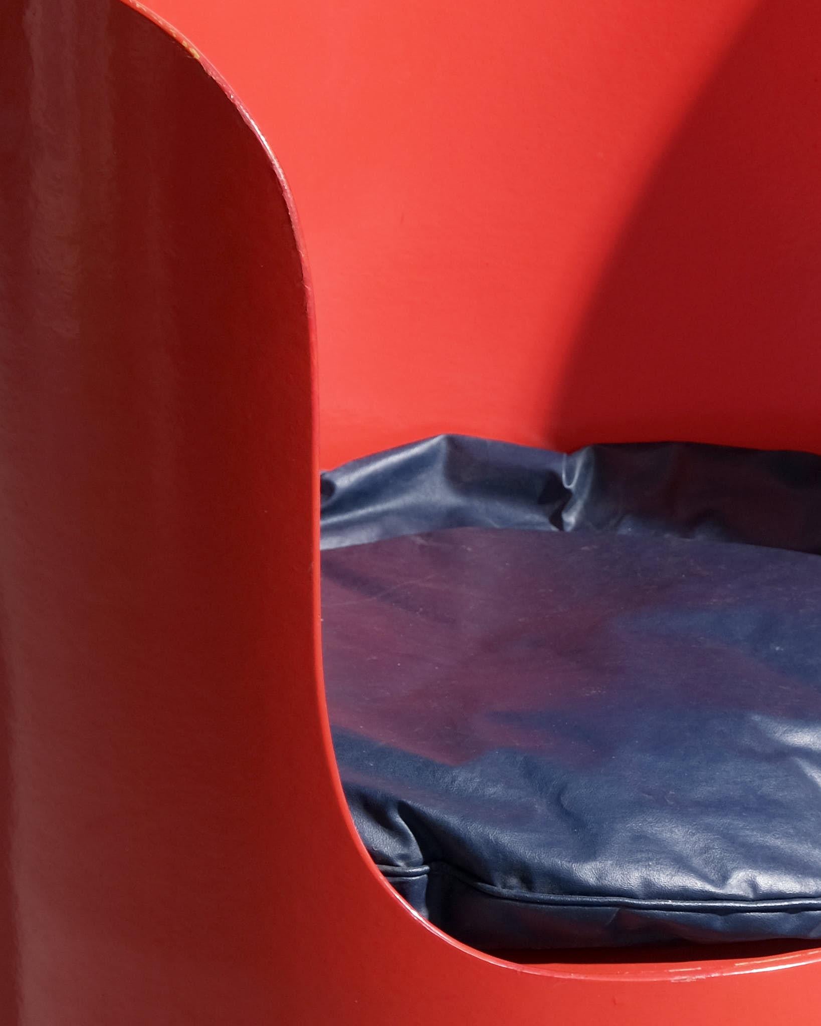 Designed by Bernard Holdaway for Hull Traders during Shirley Craven’s tenure, this 1960s chair was created as an affordable furniture solution for low-income families. Constructed from industrial cardboard with a durable enamel-painted finish, it