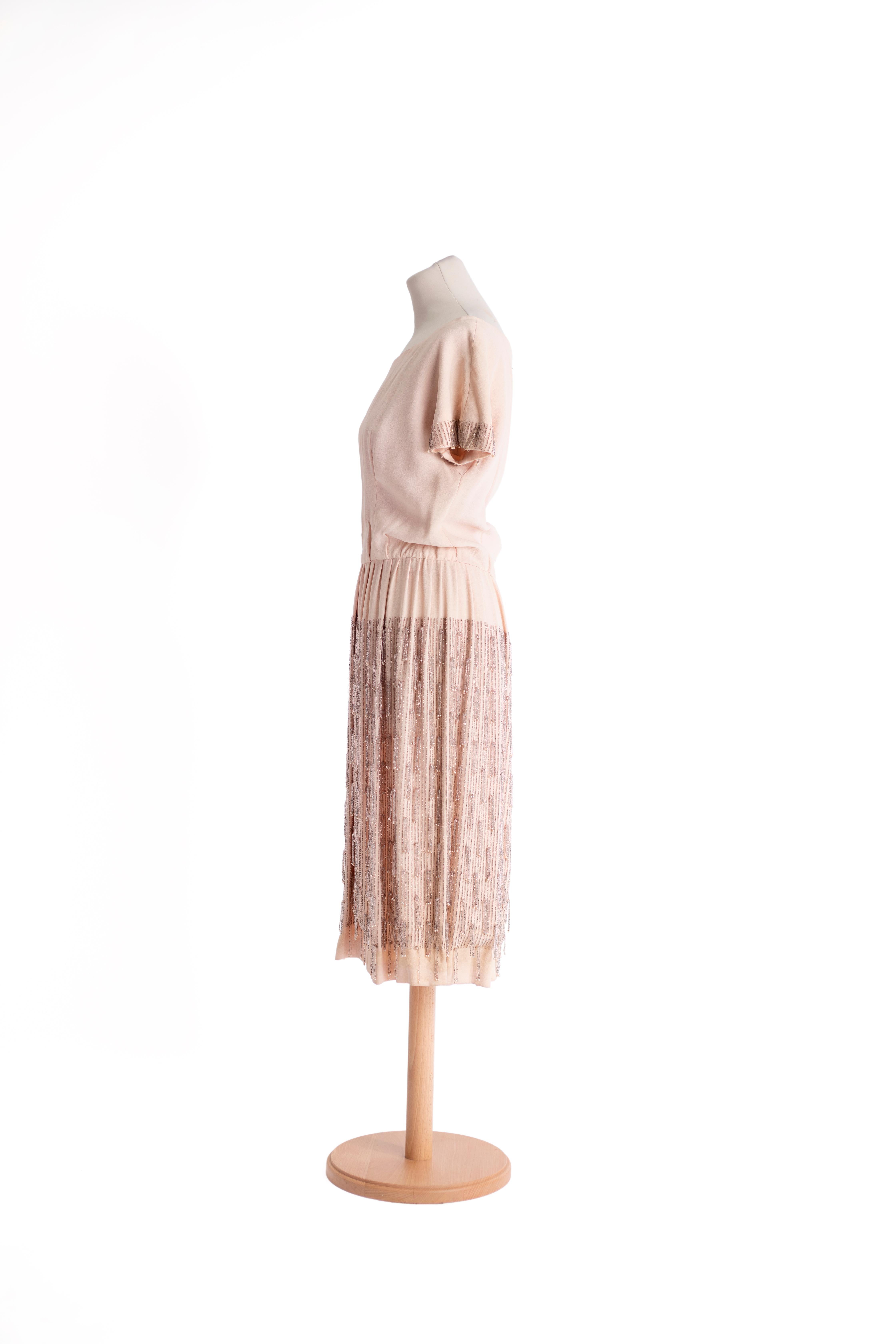 1960er Jahre Bernard Sagardoy  Vintage Kleid, aus hellrosa Seide, mit Bootsausschnitt und Perleneinsatz an den kurzen Ärmeln und am Rockteil.

GRÖSSE IT: 42
GRÖSSE USA: 10

Maßnahmen:
Taille: 72 cm
Länge: 107 cm
Oberweite: 88 cm
