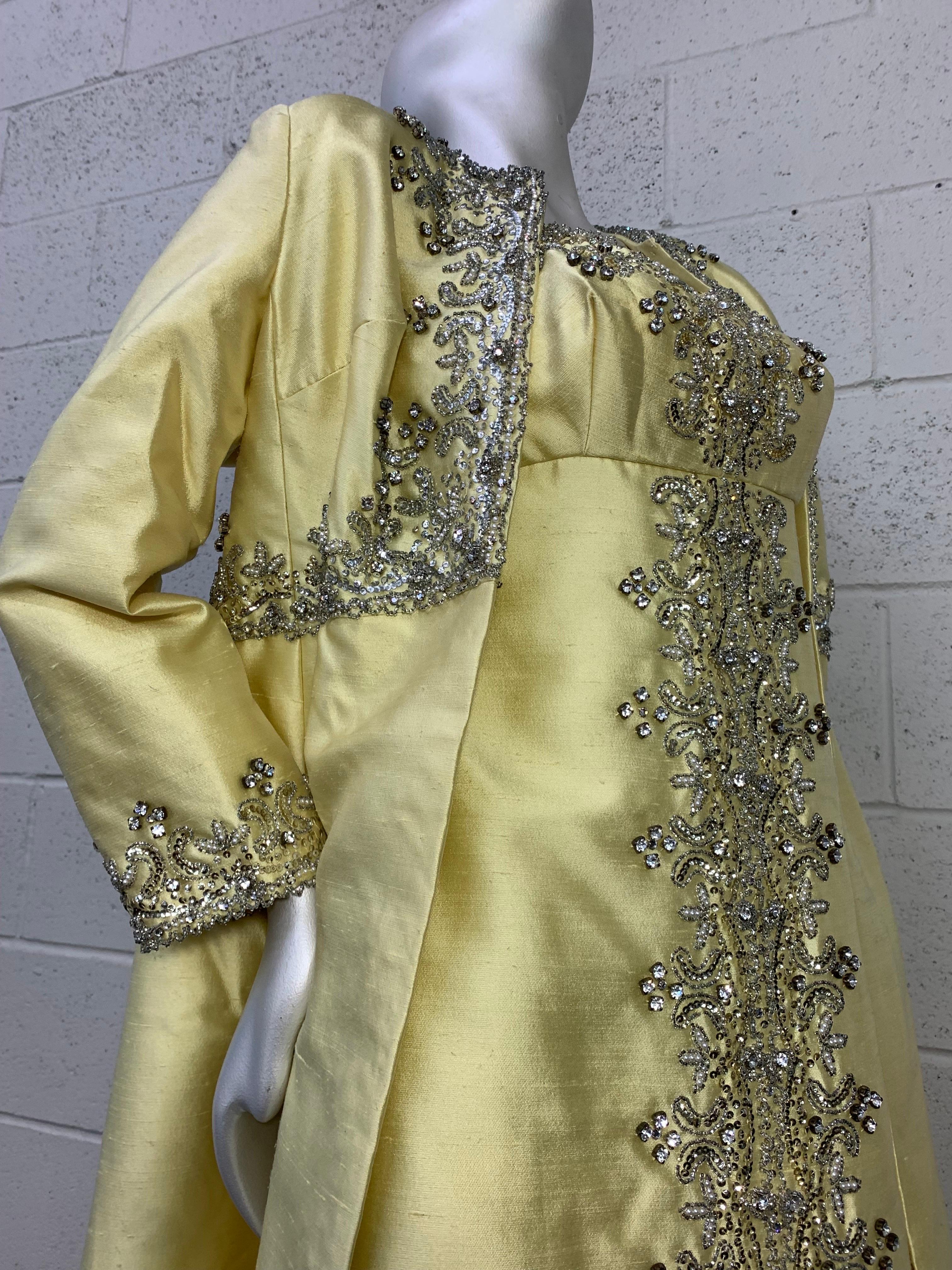 Bernetti - Ensemble manteau et robe opéra en soie citrine avec perles extravagantes, années 1960  en vente 5