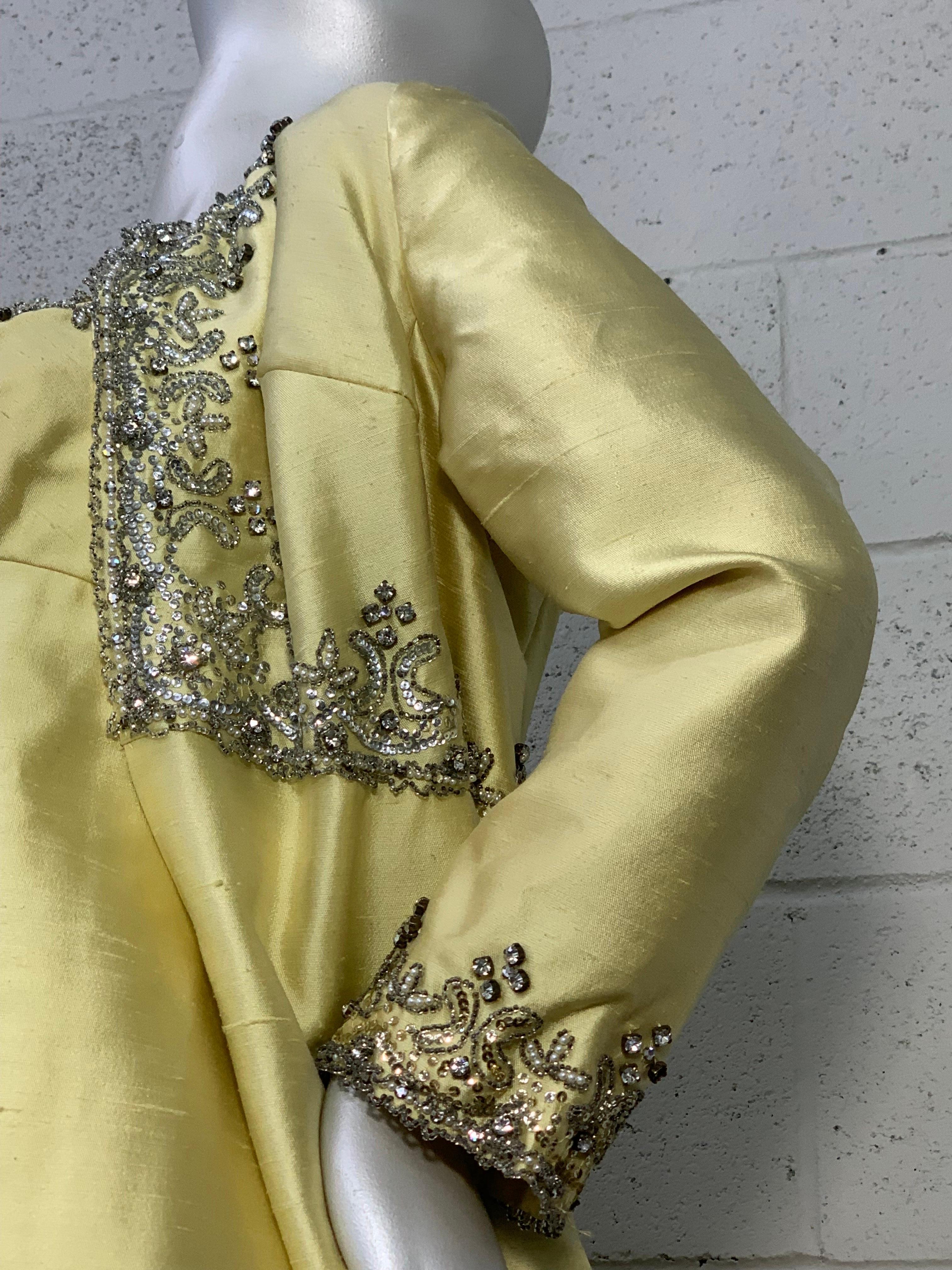 Bernetti - Ensemble manteau et robe opéra en soie citrine avec perles extravagantes, années 1960  en vente 6