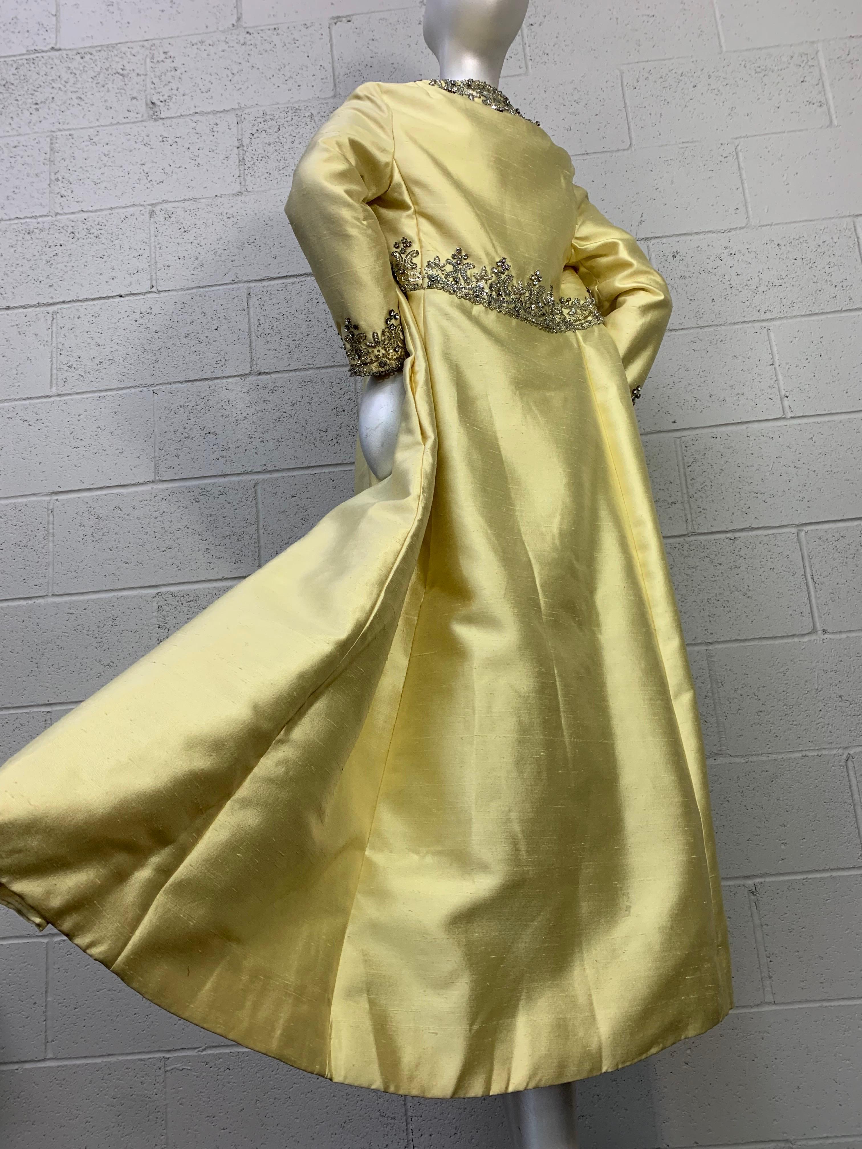 Bernetti - Ensemble manteau et robe opéra en soie citrine avec perles extravagantes, années 1960  en vente 7