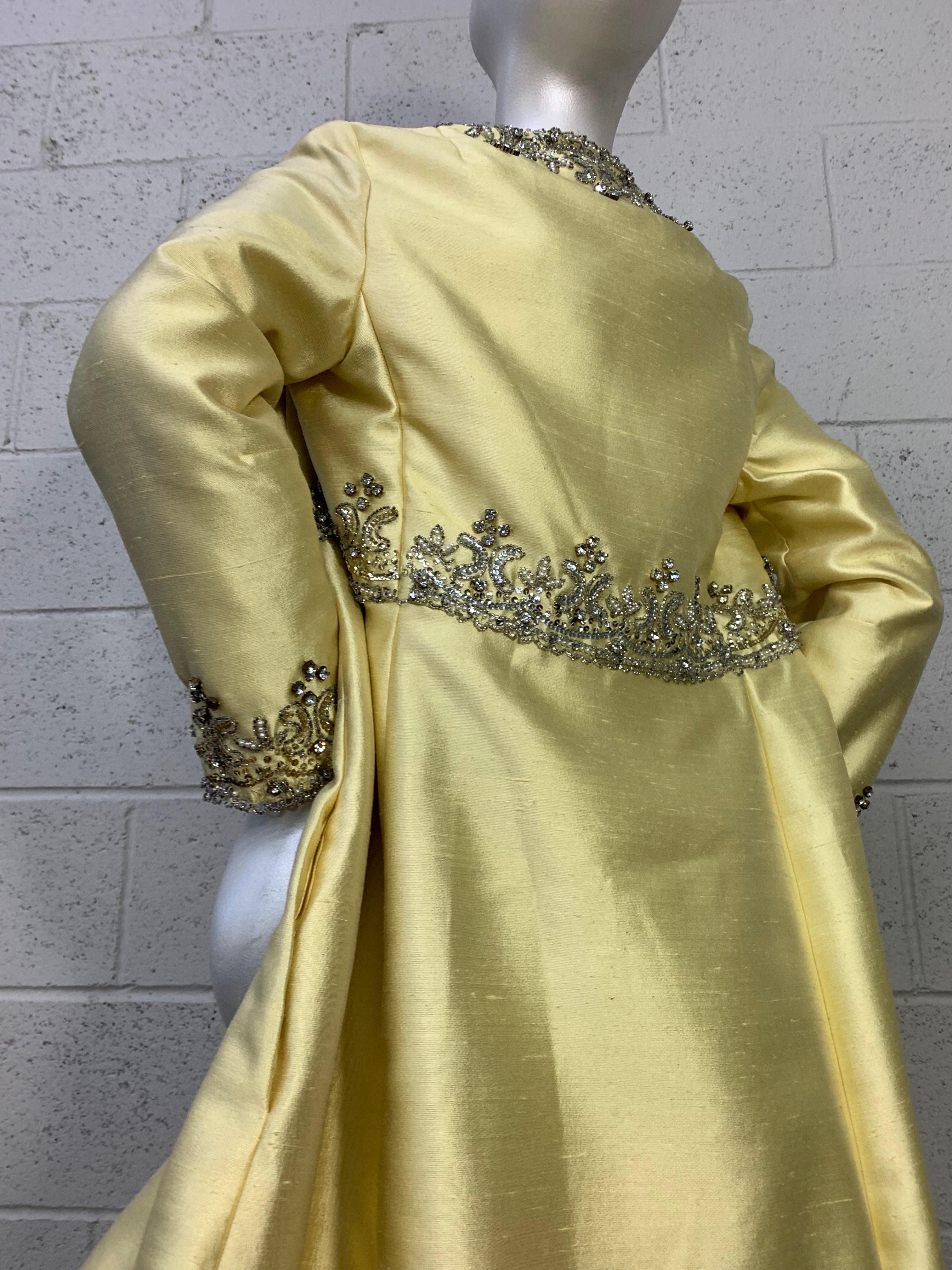 Bernetti - Ensemble manteau et robe opéra en soie citrine avec perles extravagantes, années 1960  en vente 8