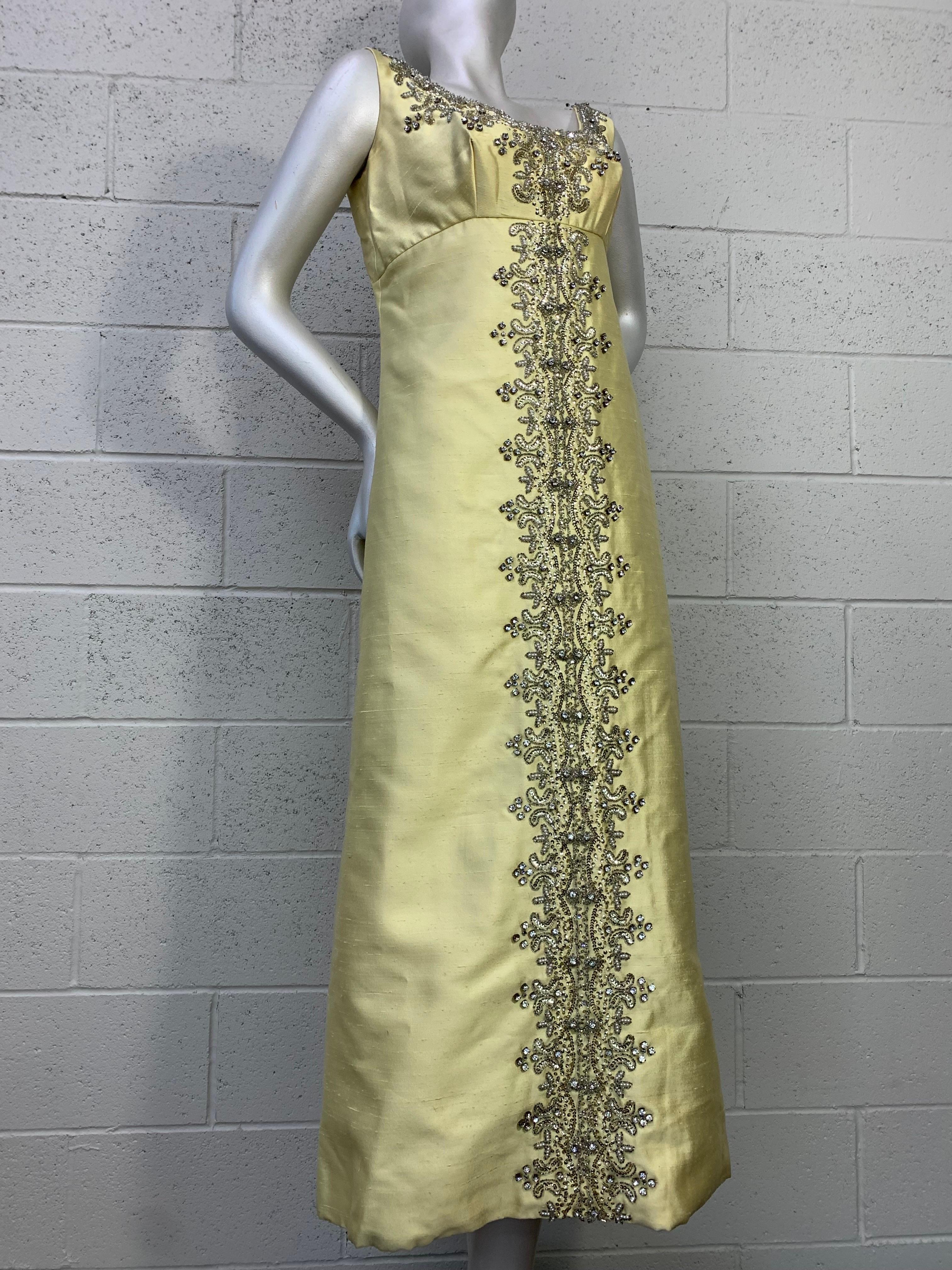 Bernetti - Ensemble manteau et robe opéra en soie citrine avec perles extravagantes, années 1960  en vente 14