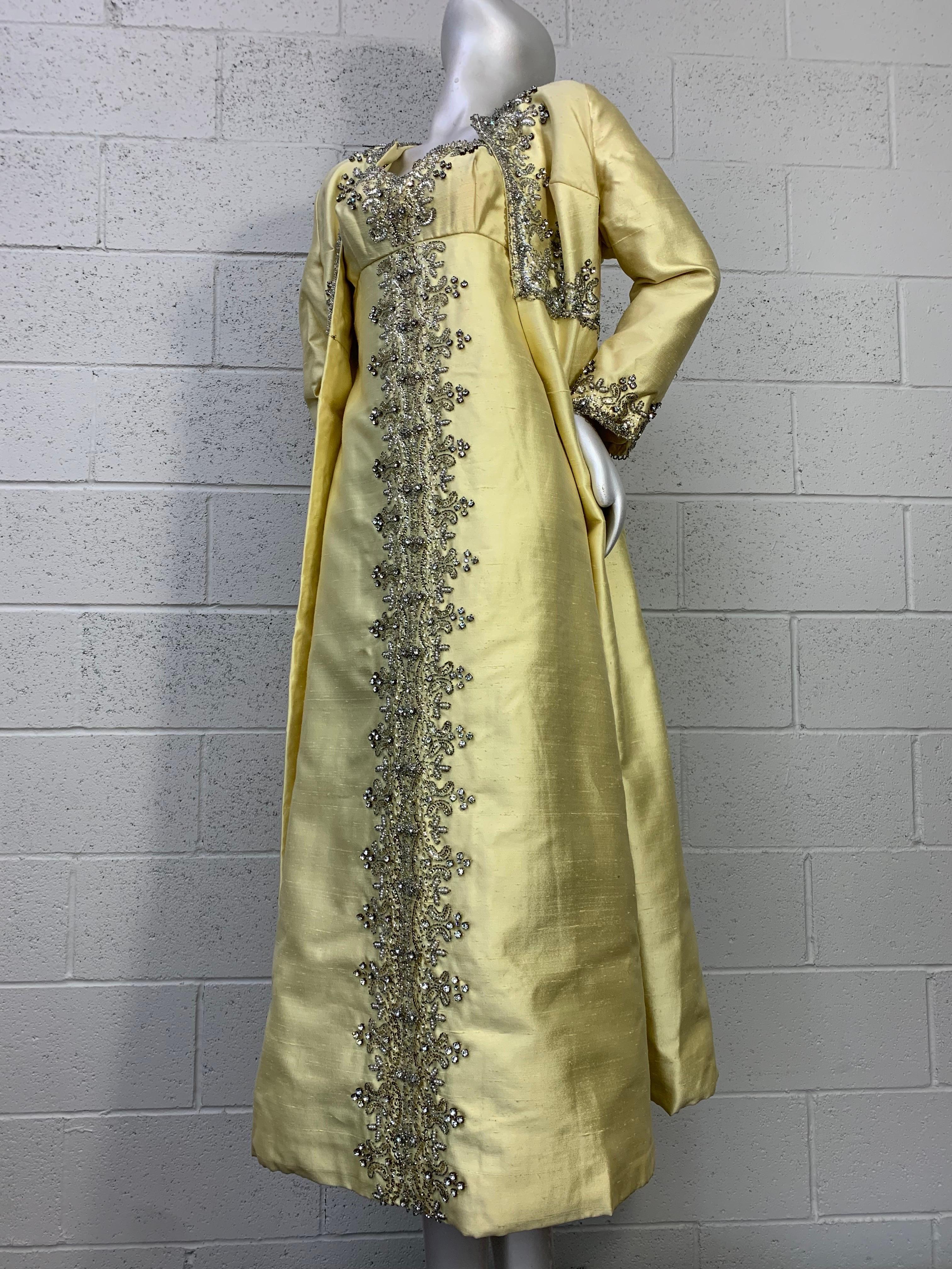 Un fabuleux ensemble de soirée Bernetti des années 1960, composé de deux pièces : Manteau d'opéra en soie citrine et robe à colonnes avec broderie extravagante de perles et de strass cousue à la main. Entièrement doublé. La robe est de style Empire