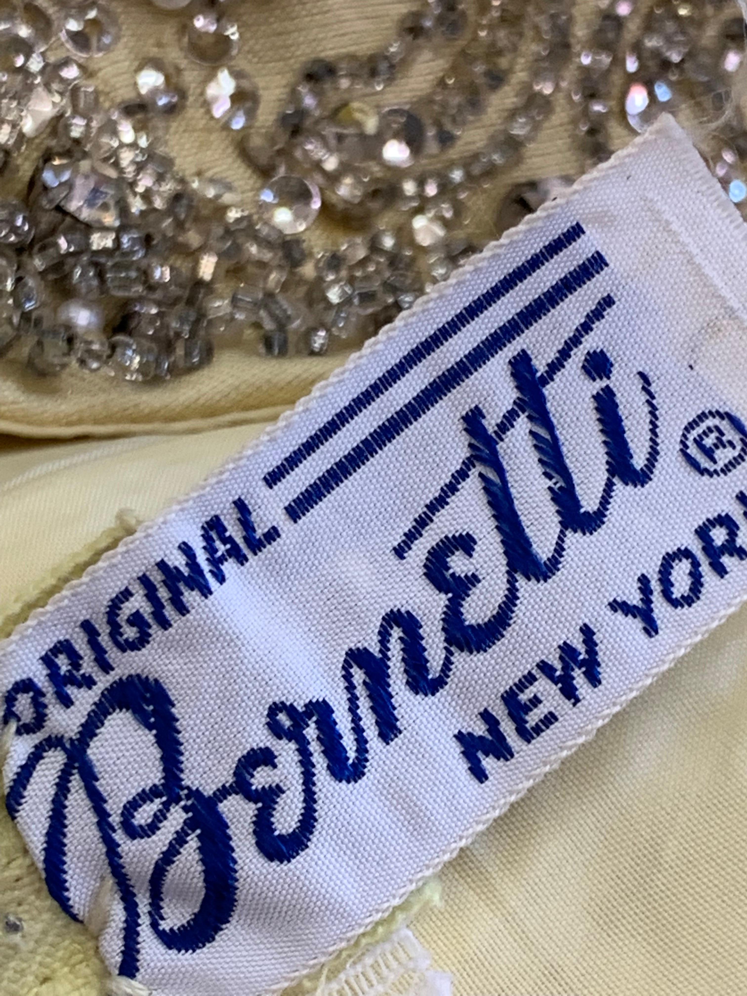 Bernetti - Ensemble manteau et robe opéra en soie citrine avec perles extravagantes, années 1960  en vente 15