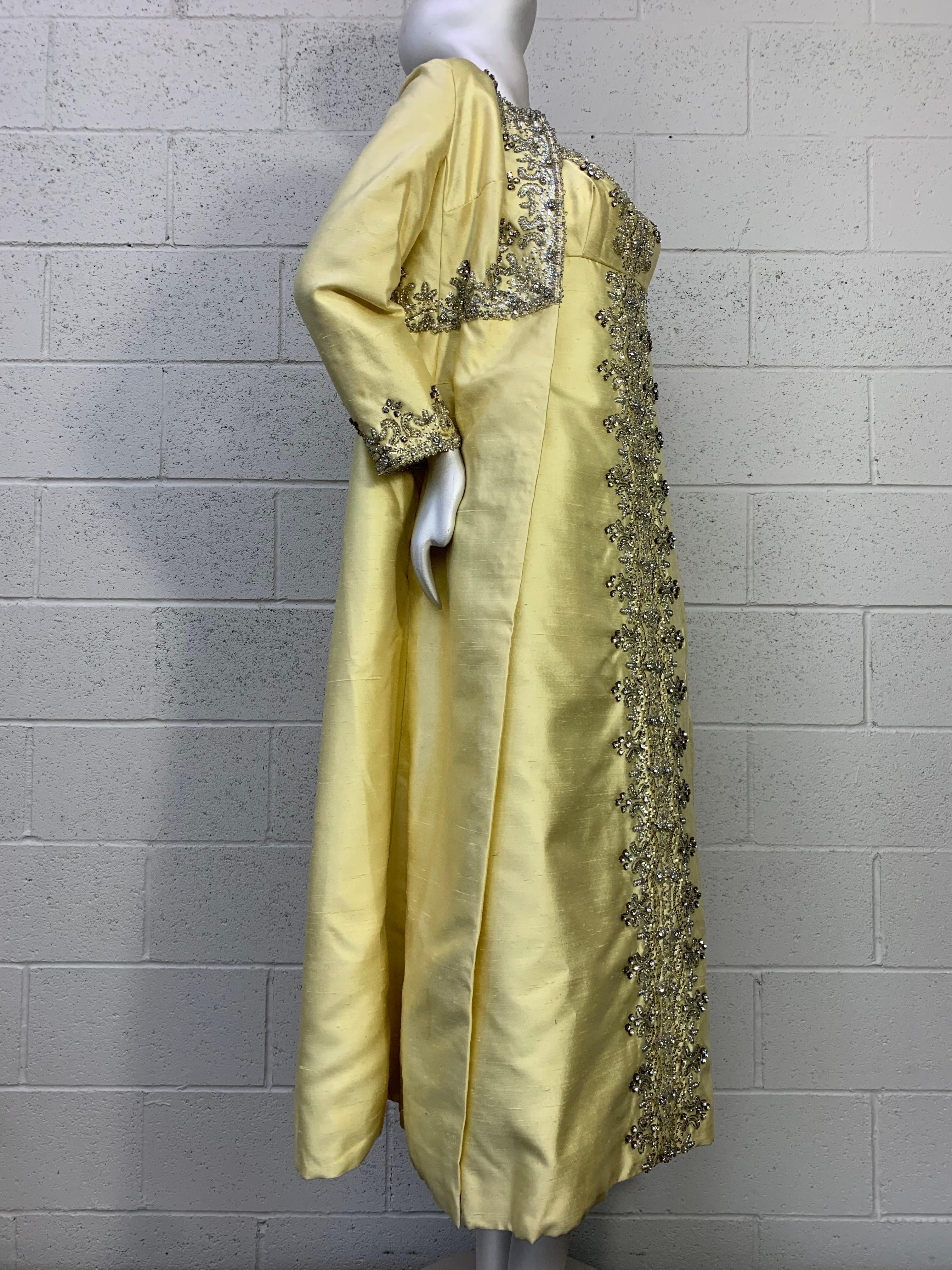 Marron Bernetti - Ensemble manteau et robe opéra en soie citrine avec perles extravagantes, années 1960  en vente