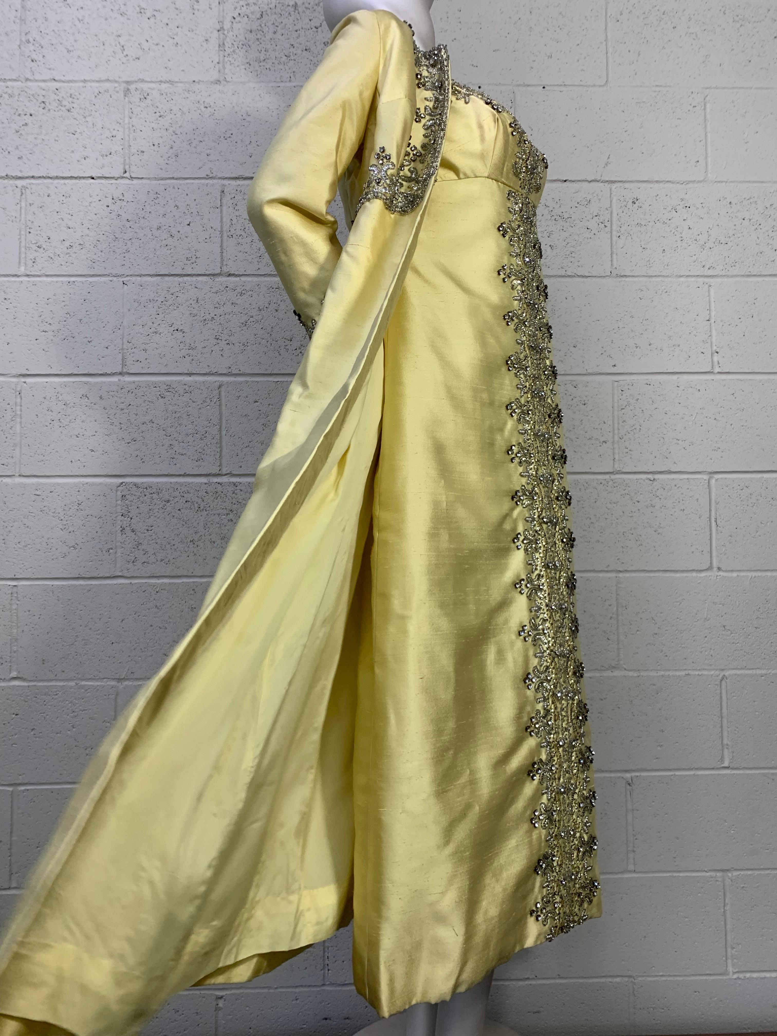 Bernetti - Ensemble manteau et robe opéra en soie citrine avec perles extravagantes, années 1960  en vente 1