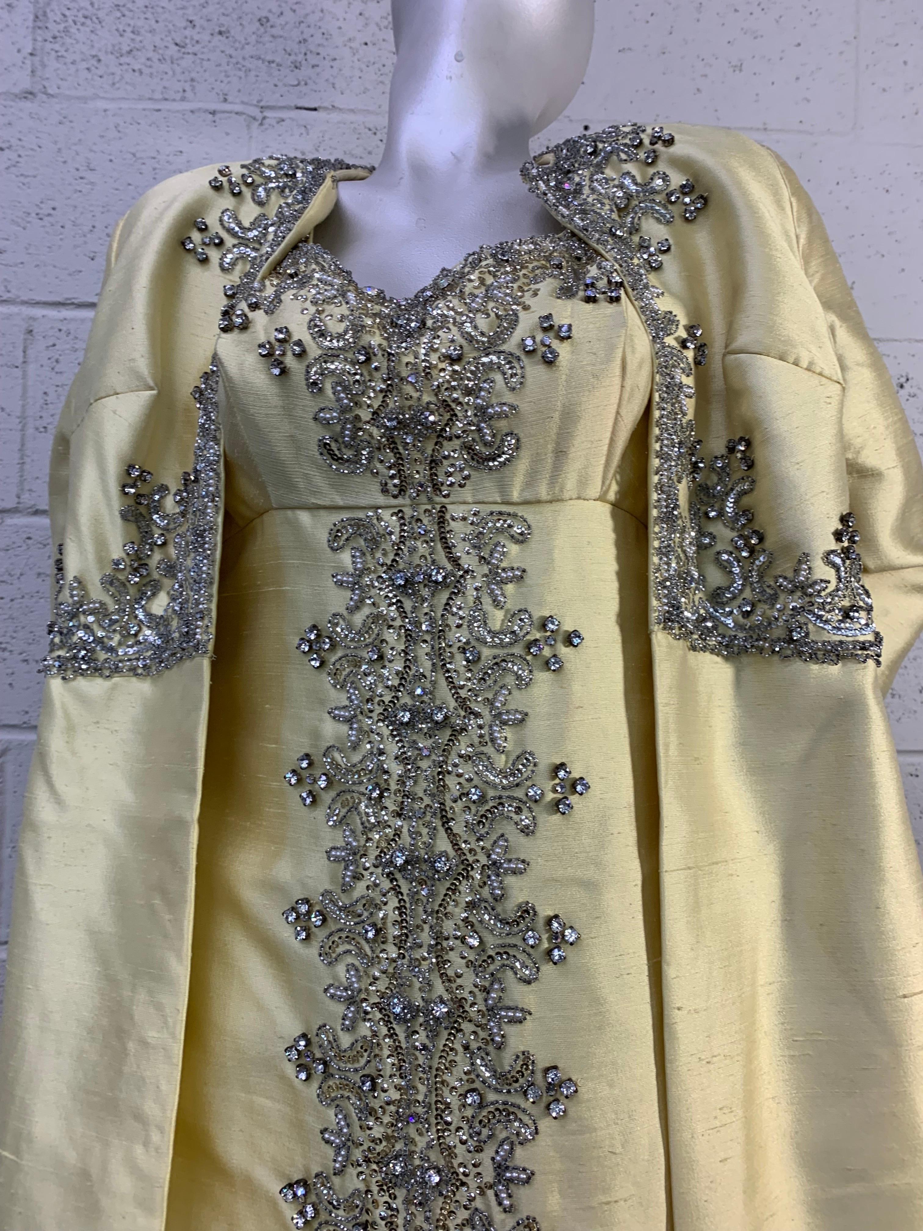 Bernetti - Ensemble manteau et robe opéra en soie citrine avec perles extravagantes, années 1960  en vente 3