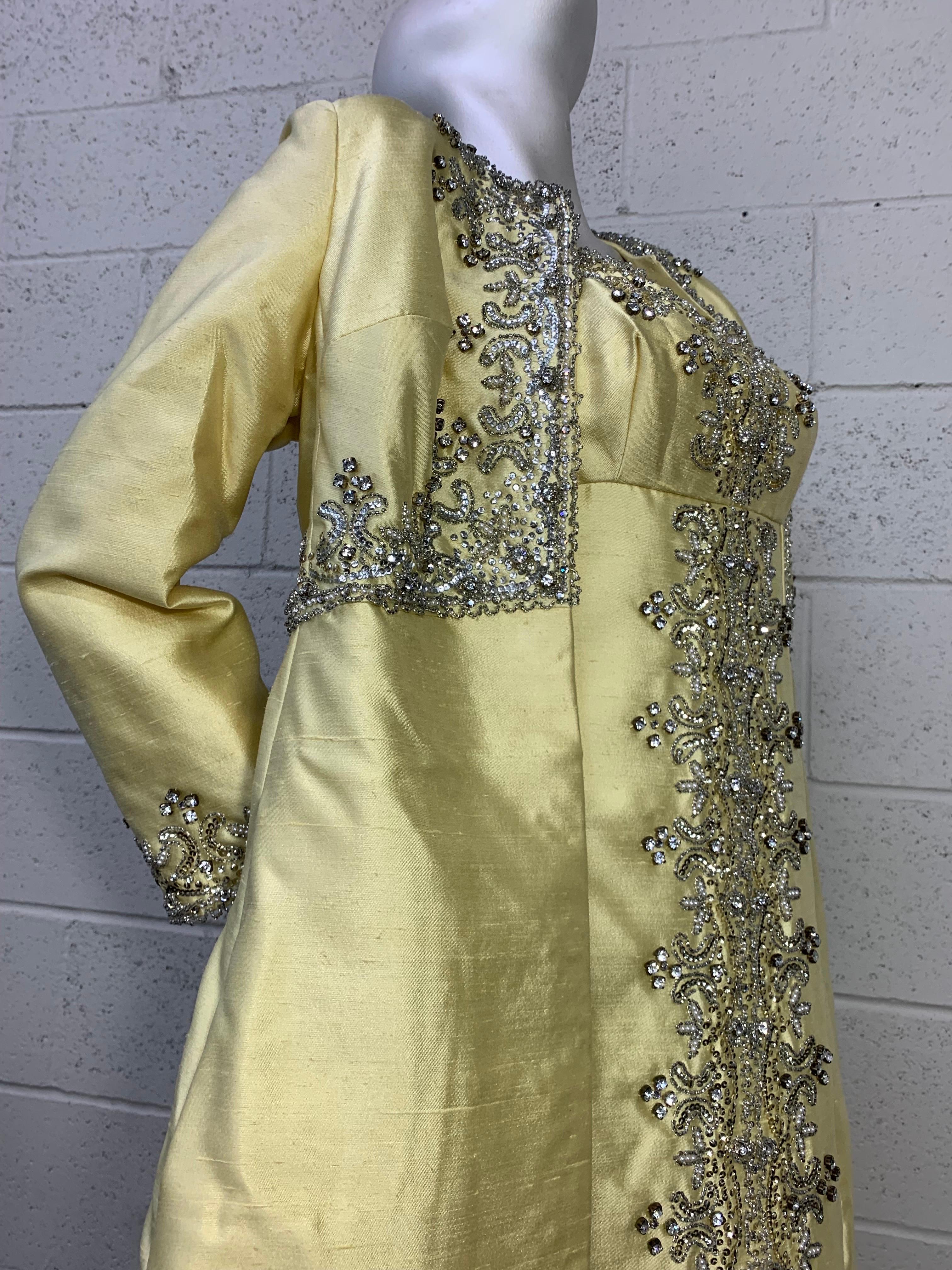 Bernetti - Ensemble manteau et robe opéra en soie citrine avec perles extravagantes, années 1960  en vente 4