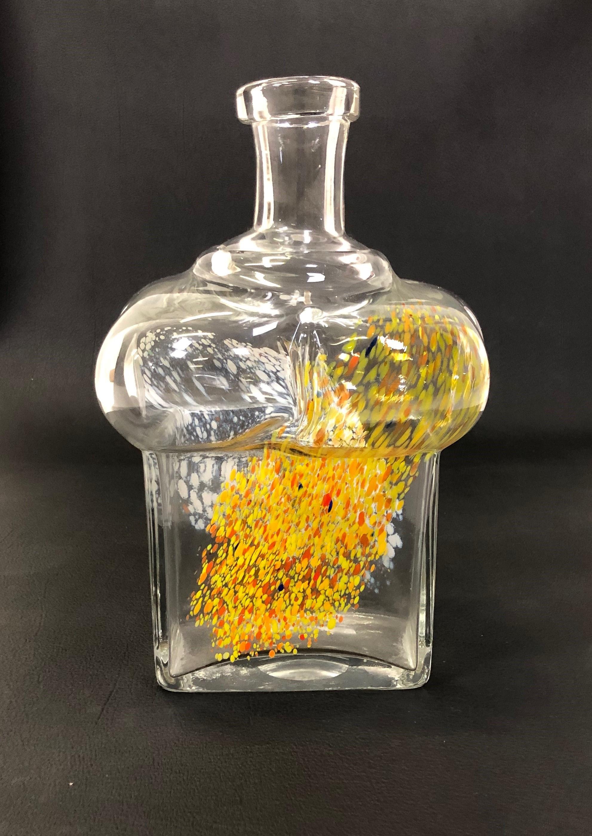 Un grand et rare vase / bouteille en verre d'art en très bon état avec presque aucun signe d'âge et d'utilisation, conçu par Bertel Vallien pour Kosta Boda dans les années 1960.

Le vase en forme de gonfle soufflé à la bouche et en verre pilé n'est