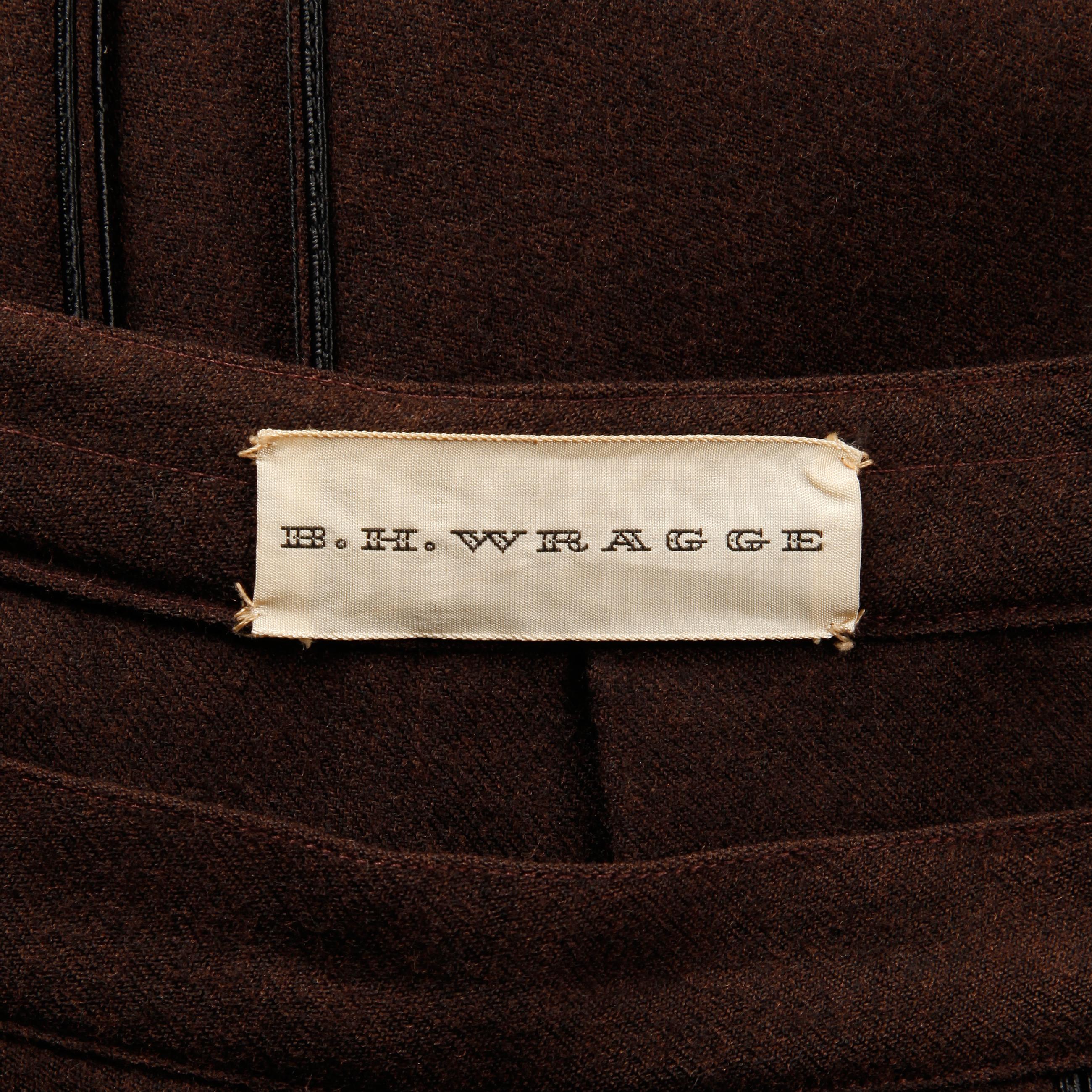 Vintage-Faltenrock aus den frühen 1960er Jahren von B.H. Wragge. Braune Wolle mit schwarzem Kordelbesatz und Kellerfalten. Ungefüttert mit seitlichem Metallreißverschluss und Hakenverschluss. Passt wie eine moderne kleine Größe. Die Taille misst