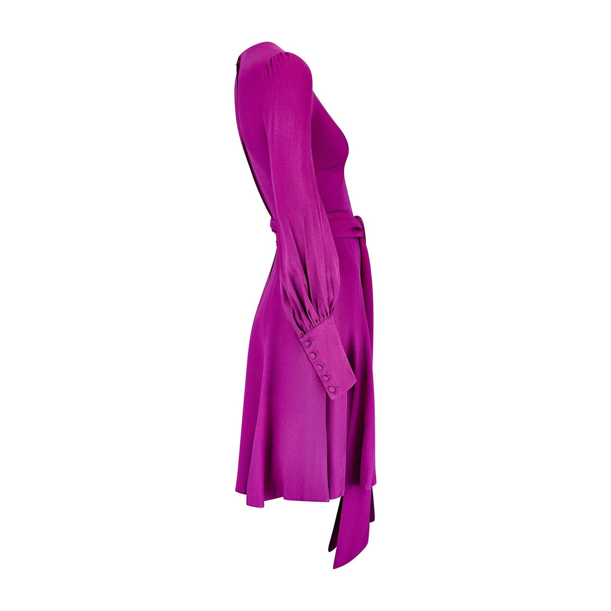 Este temprano y deseable vestido Biba de los años 60 se presenta en magníficas condiciones vintage. Confeccionada con un vibrante crepé rosa-morado, ha mantenido su color y es tan vibrante como el día en que se hizo, hace más de 60 años. Hoy en día,