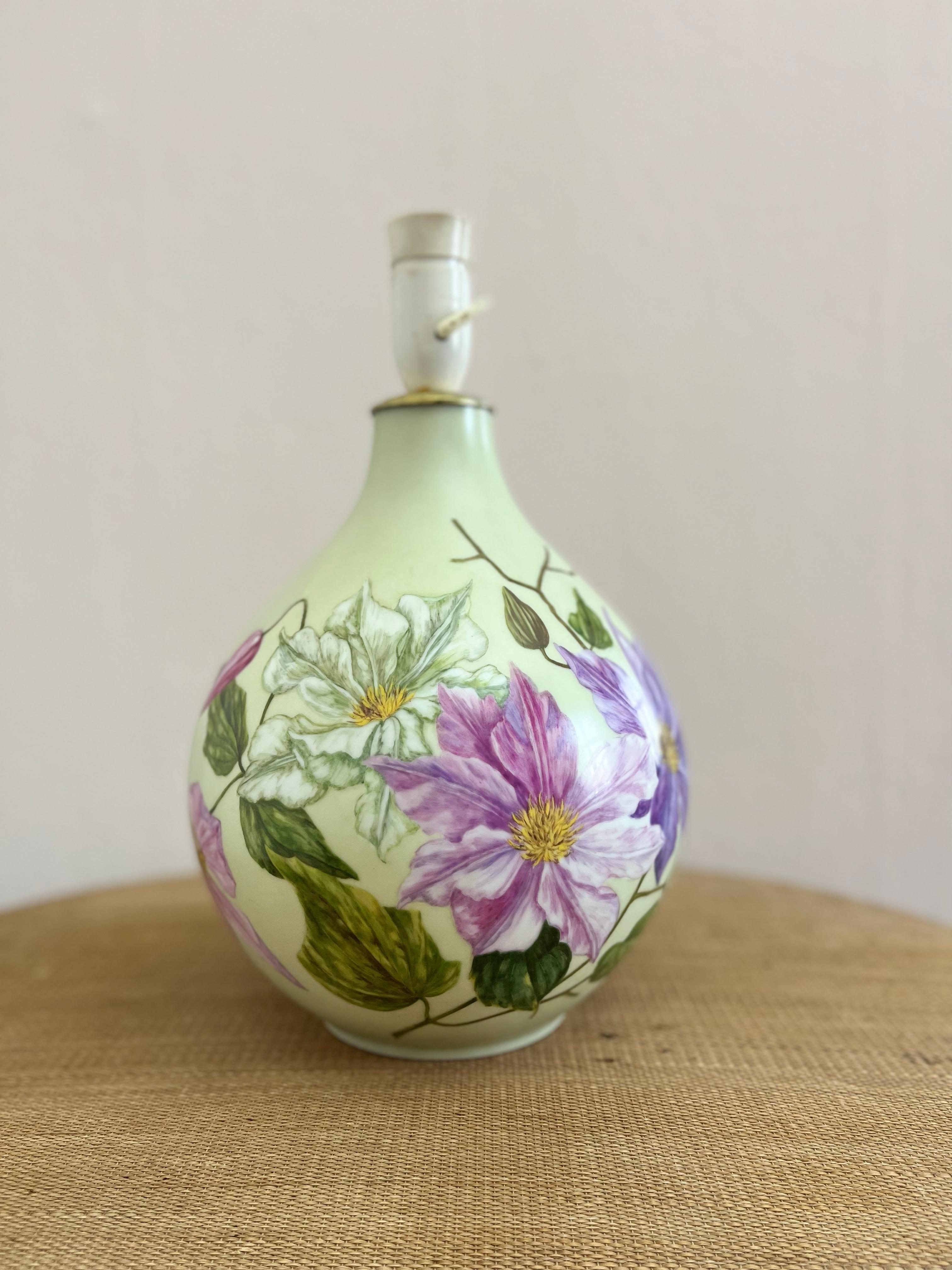 Lampada da tavolo grande in porcellana decorata a mano degli anni '60. Questa grande lampada da tavolo in porcellana di H. Heinrich & Co. è stata dipinta a mano e firmata dalla danese Asta Lassen nel settembre 1966. Decorato con fiori in grande