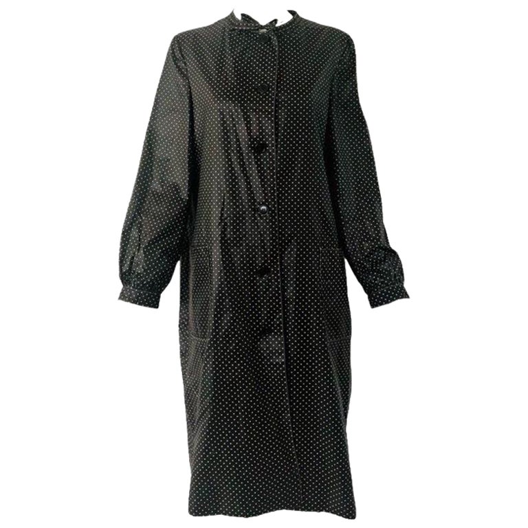 Atemberaubender gepunkteter Trenchcoat, ich glaube aus den 70er Jahren.  Auf dem Label steht 'Bill Blass for Bond Street' und ein weiteres Etikett, das zeigt, dass es bei Nordstrom gekauft wurde.  Sehr leicht und in ausgezeichnetem Zustand. Vorne