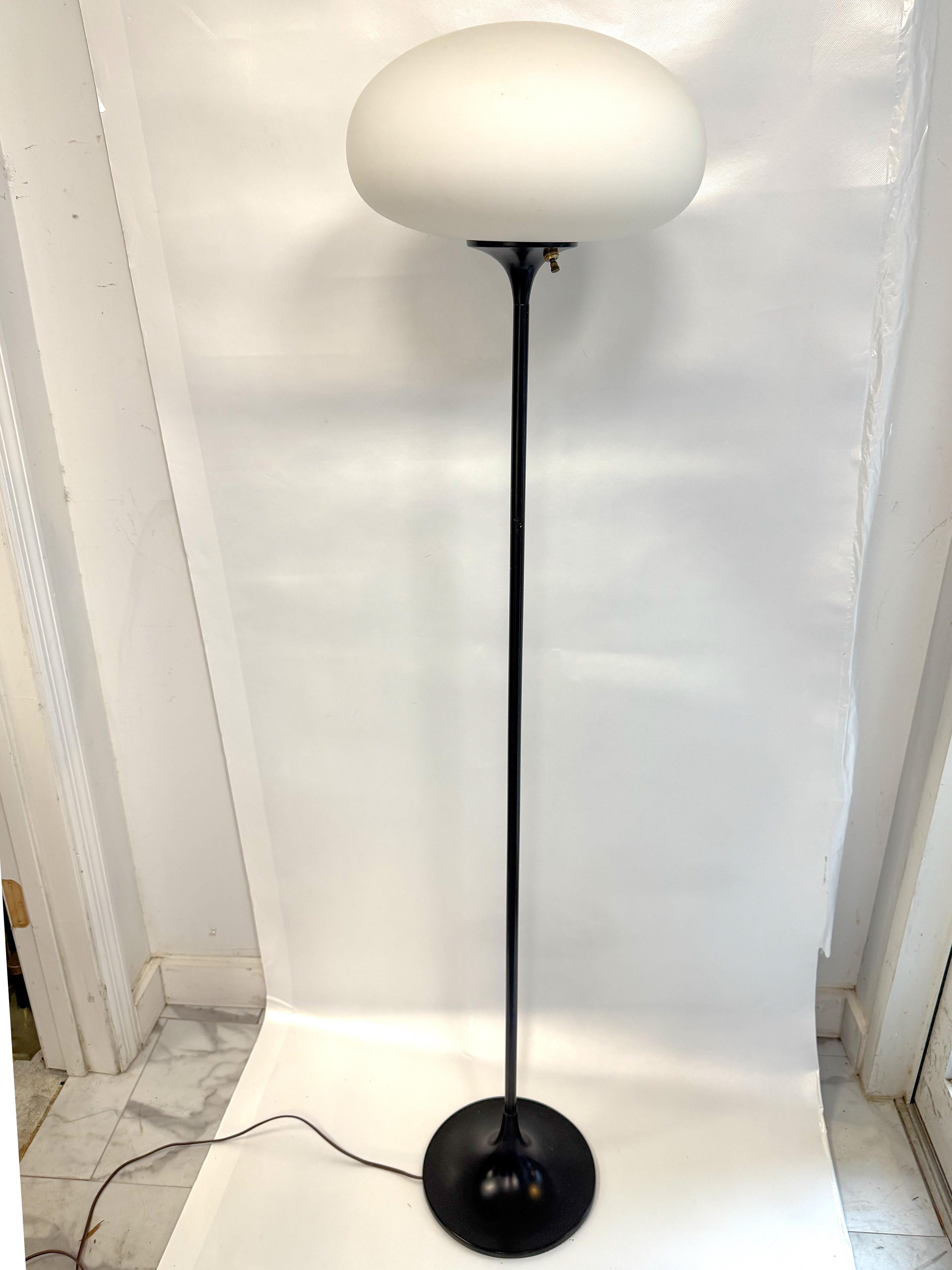 Lámpara de pie vintage en forma de seta, de Bill Curry para Laurel Lamp Company.  Base de acero inoxidable en su acabado negro original con pantalla de cristal de Murano original. Interruptor de tres vías.  Diámetro de la base: 10 pulg.