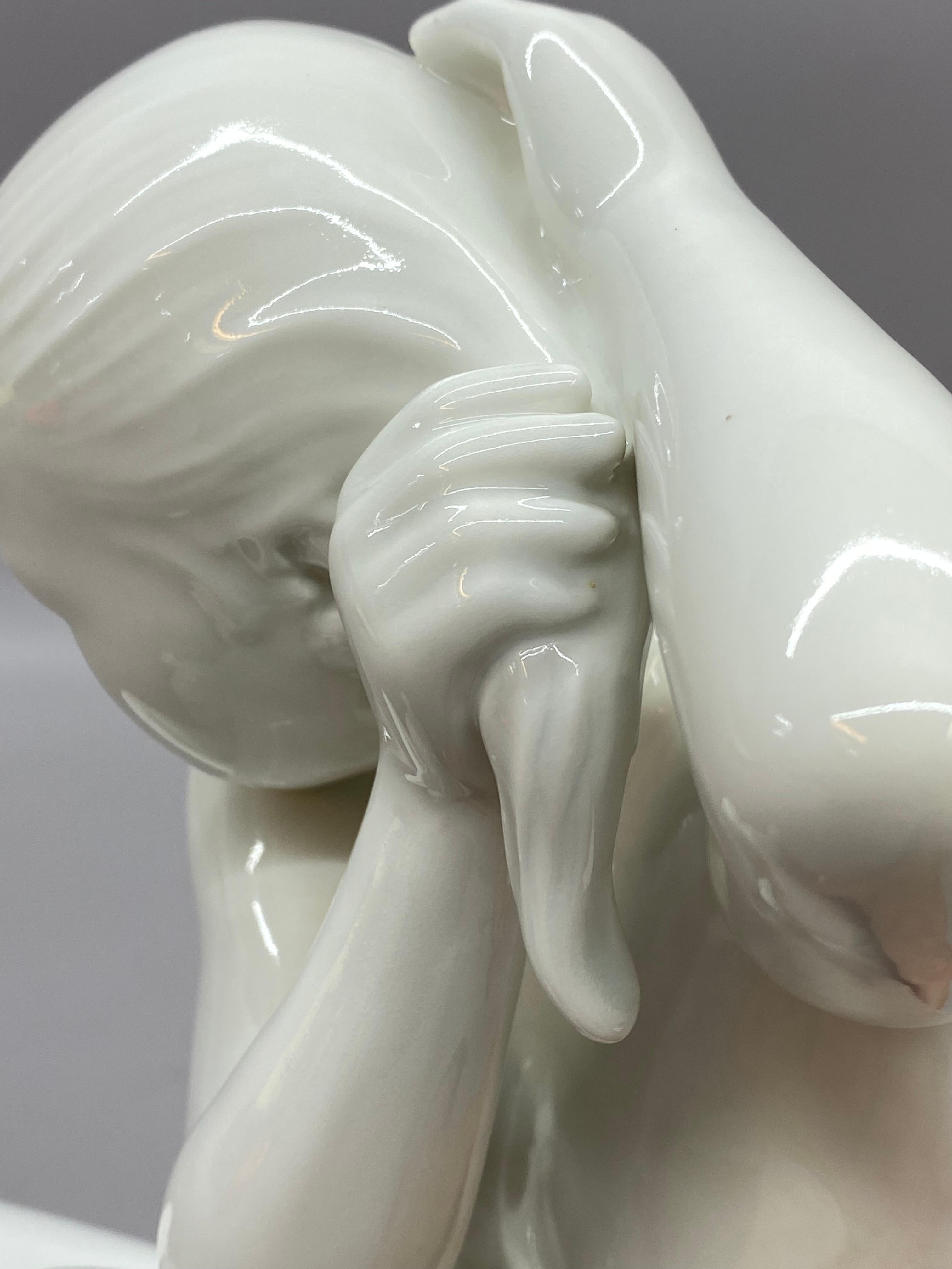 Ragazza della Groenlandia in porcellana bianca di Bing & Grondahl degli anni '60 in vendita 2