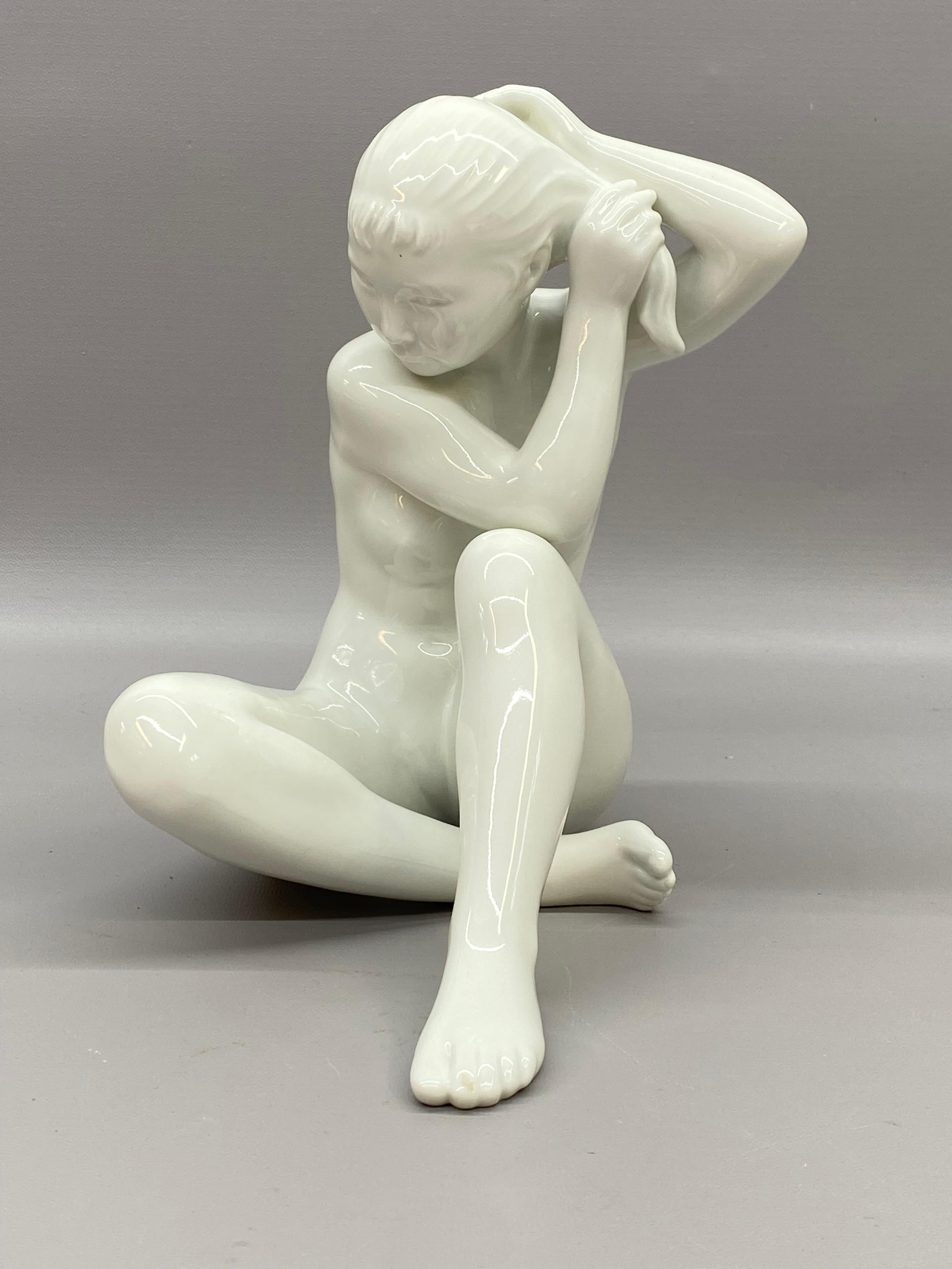 Scandinavo moderno Ragazza della Groenlandia in porcellana bianca di Bing & Grondahl degli anni '60 in vendita