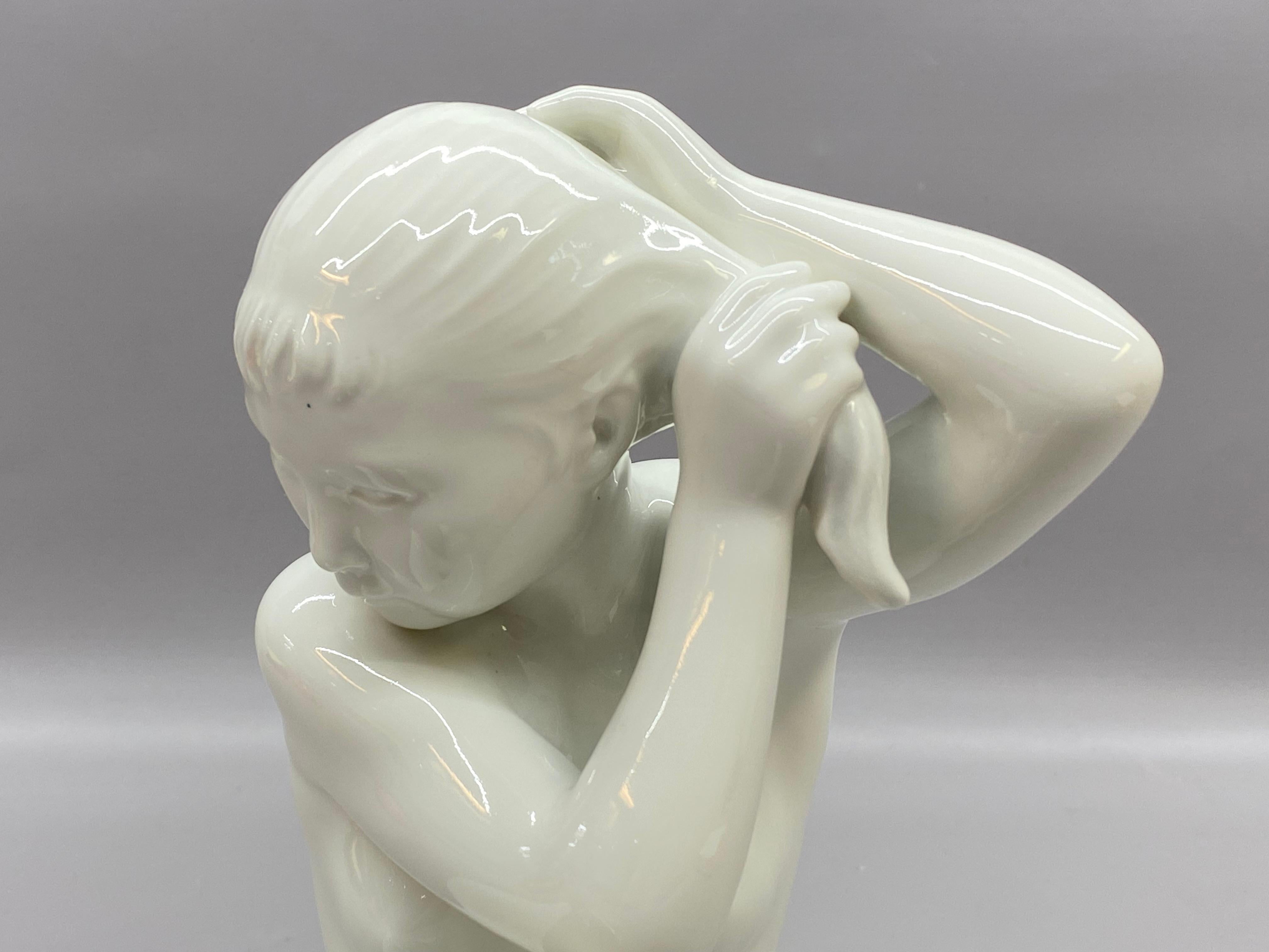 Metà XX secolo Ragazza della Groenlandia in porcellana bianca di Bing & Grondahl degli anni '60 in vendita