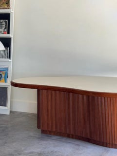 Table de salle à manger cannelée biomorphique des années 1960