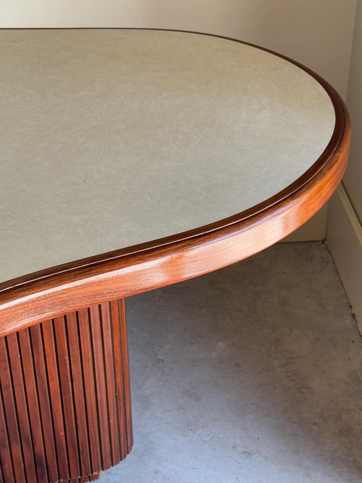Mesa de comedor acanalada biomórfica de los años 60 Moderno de mediados de siglo en venta