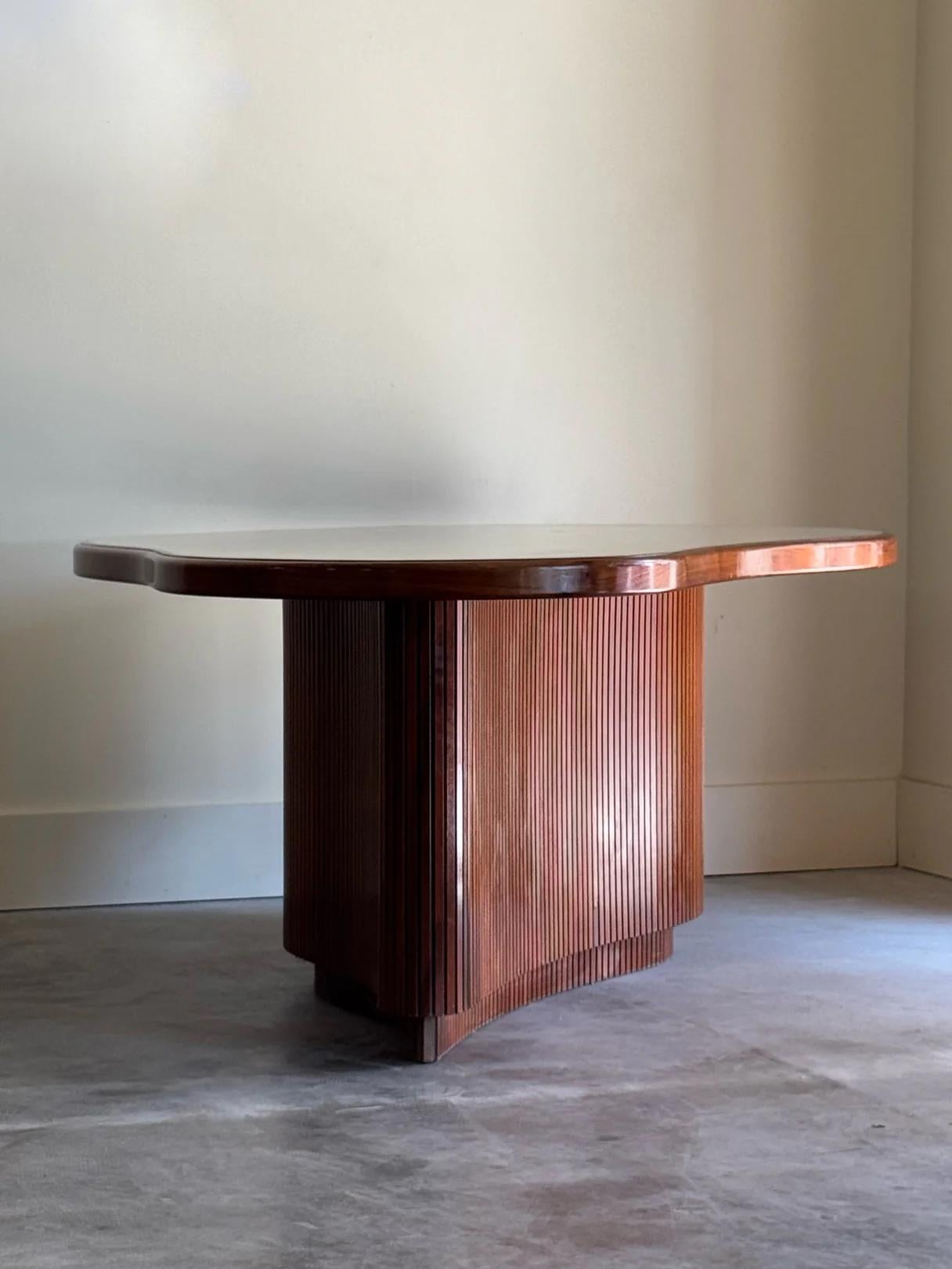 Mesa de comedor acanalada biomórfica de los años 60 Estadounidense en venta