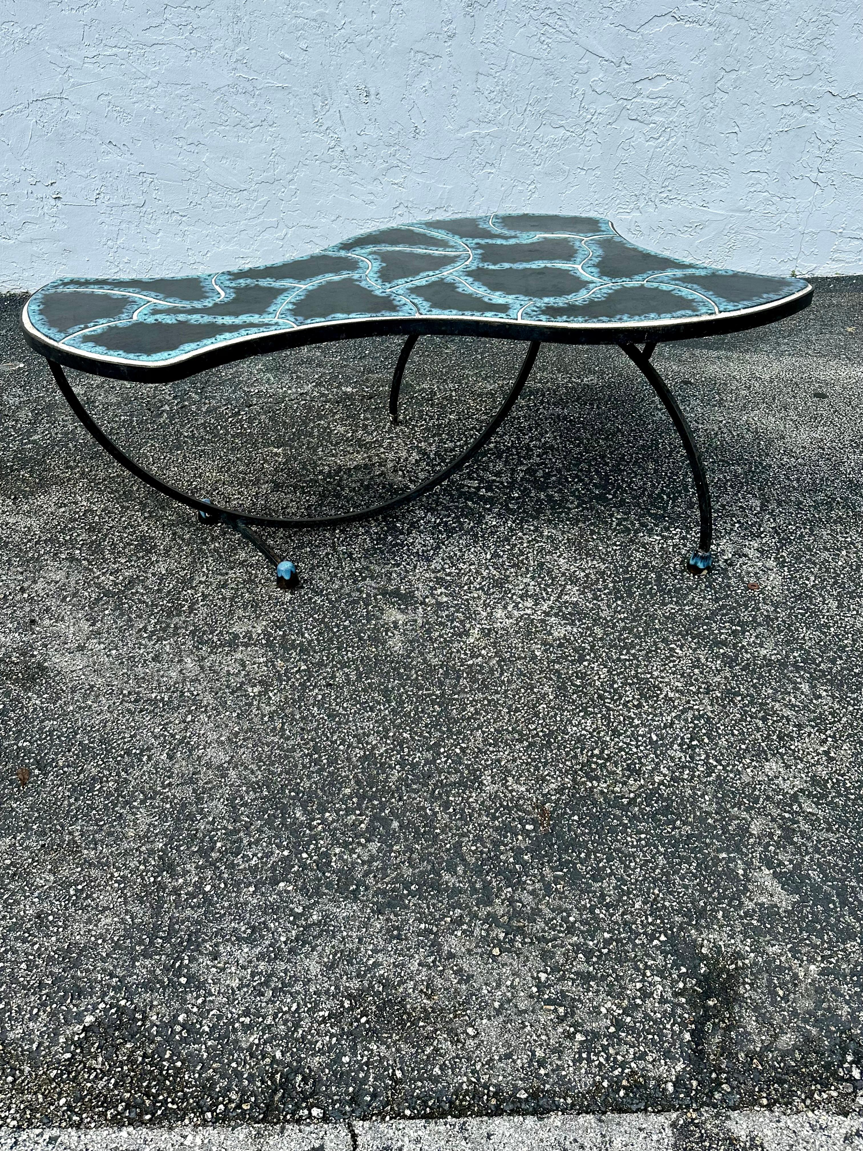 Table basse de forme libre en carreaux noirs et bleus des années 1960 en vente 4
